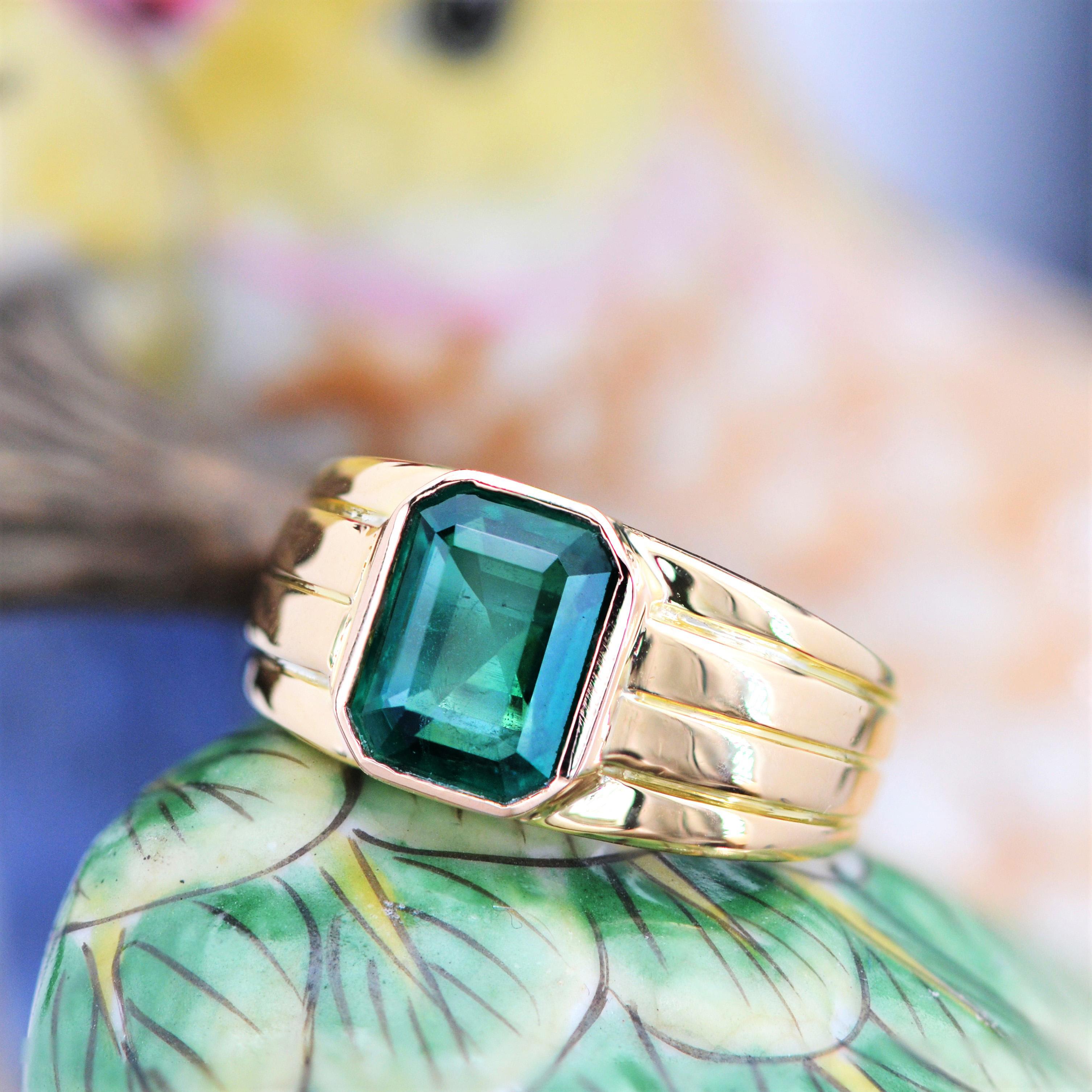 Women's or Men's 1950s Certified 2.92 Carat Emerald 18 Karat Yellow Gold Ring For Sale
