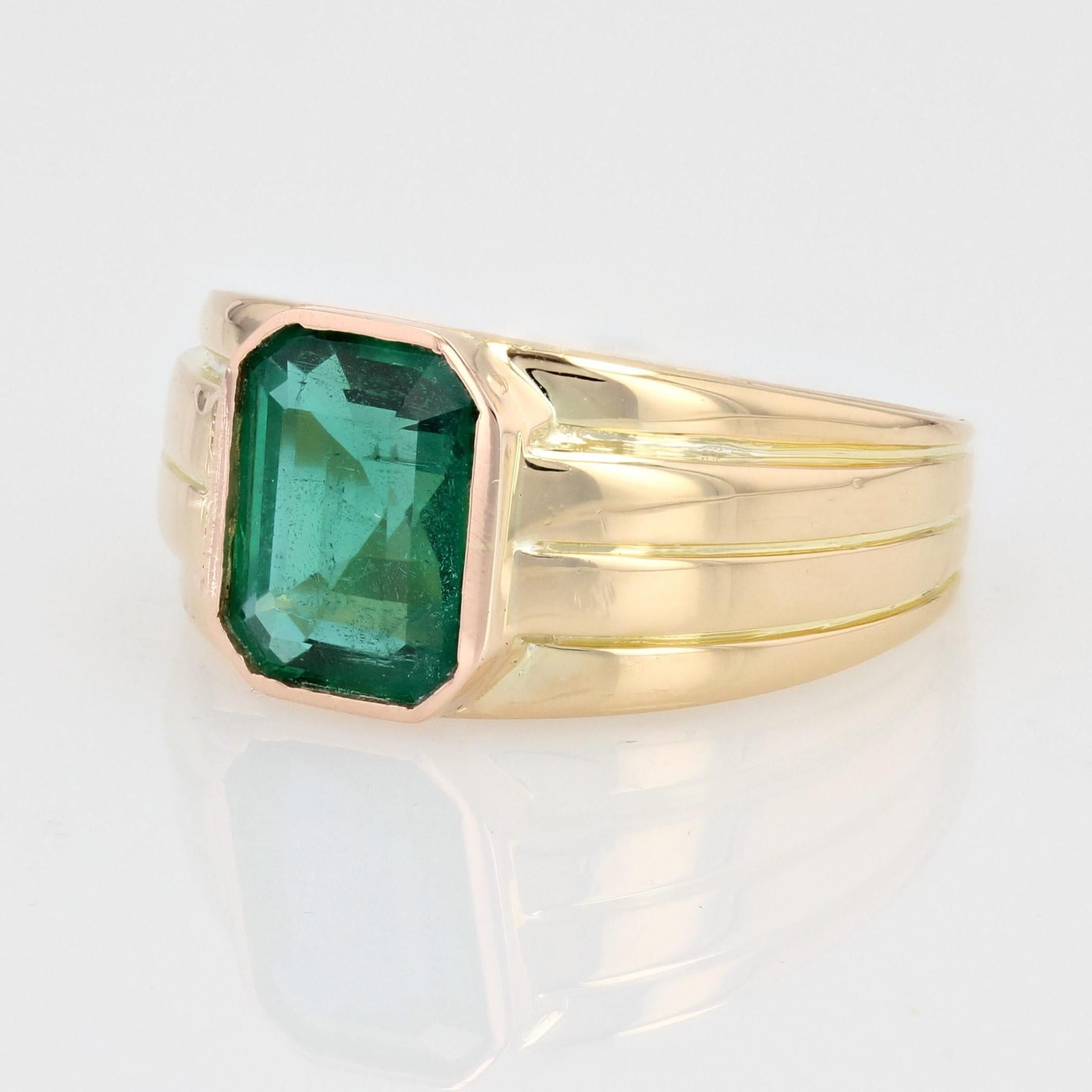1950s Certified 2.92 Carat Emerald 18 Karat Yellow Gold Ring For Sale 1