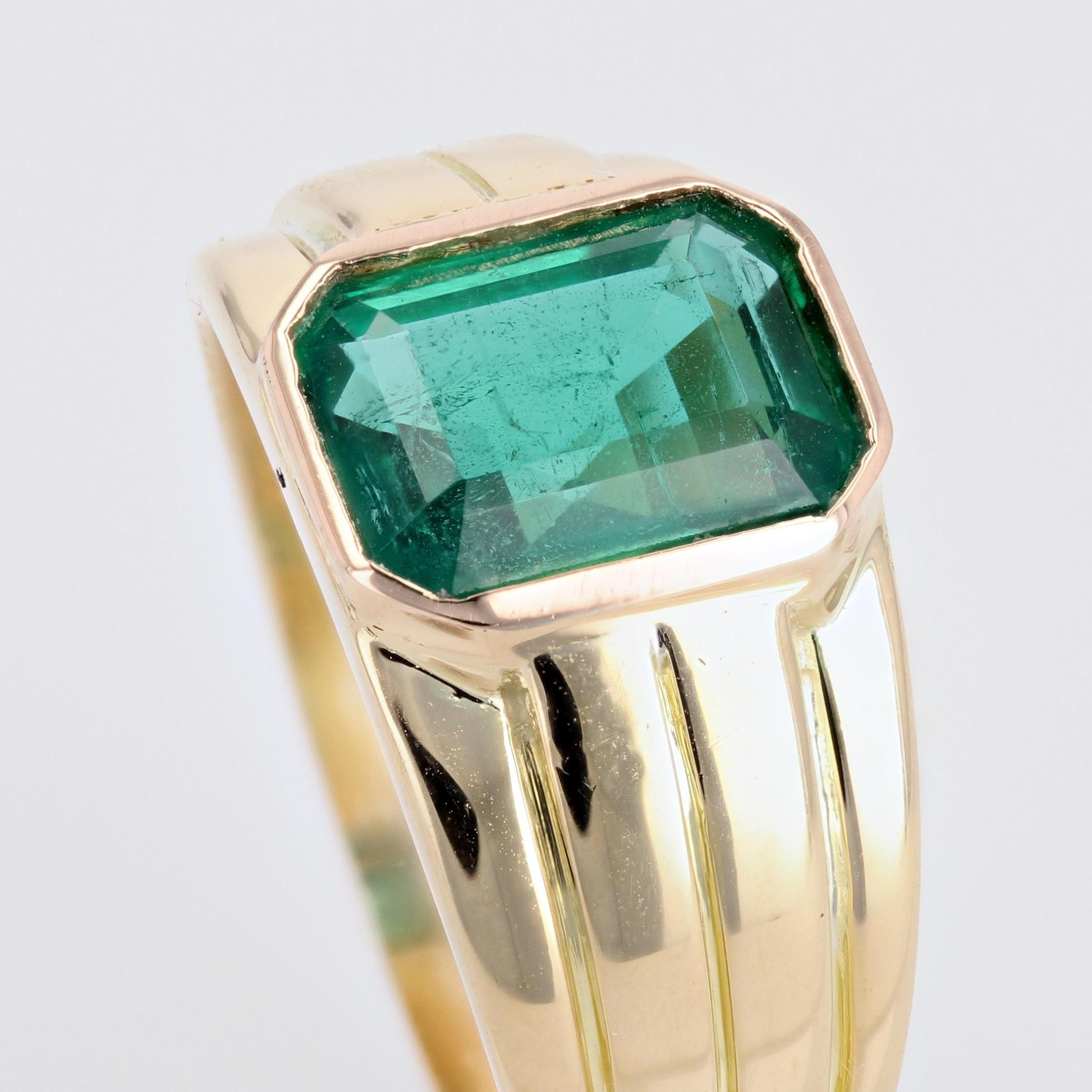 1950s Certified 2.92 Carat Emerald 18 Karat Yellow Gold Ring For Sale 2