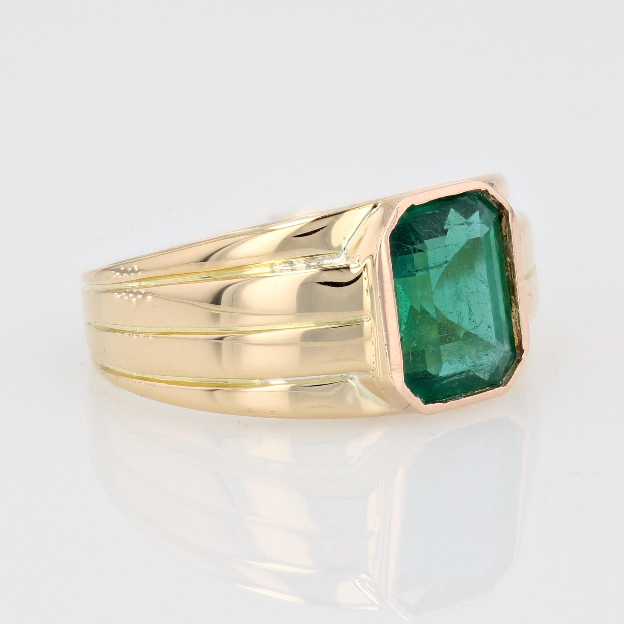 1950s Certified 2.92 Carat Emerald 18 Karat Yellow Gold Ring For Sale 3