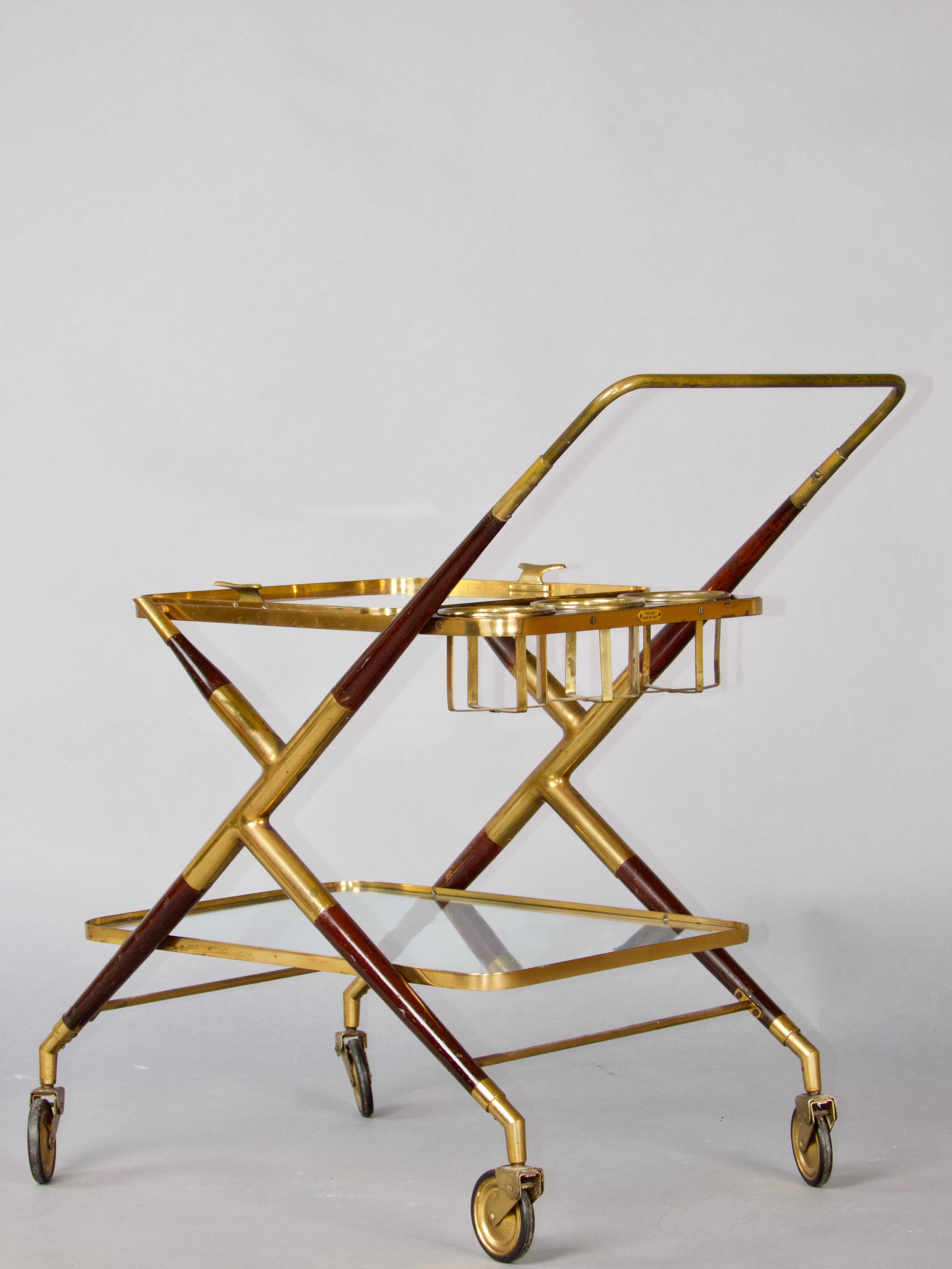 Milieu du XXe siècle Chariot de bar en laiton et laque noire avec plateau amovible, années 1950, Cesar Lacca en vente