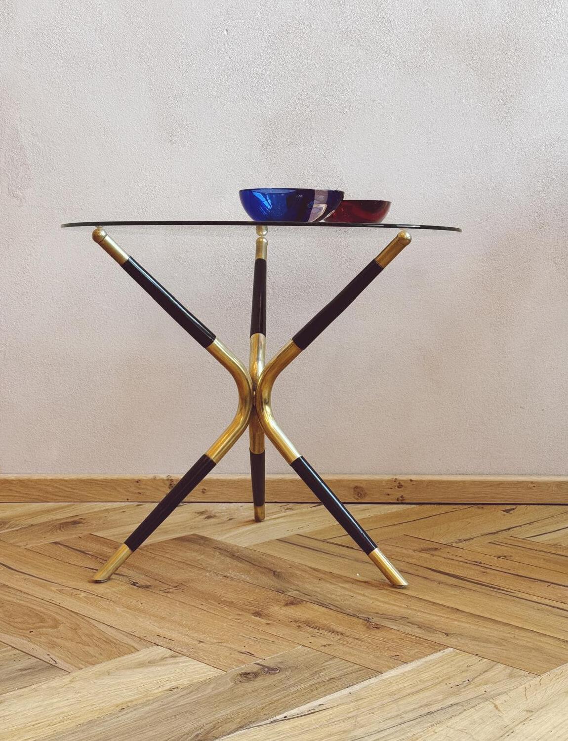 Une table d'appoint parfaite. Conçue dans les années 1950 par Cesar/One avec trois pieds en bois très foncé et des finitions en laiton. Cette pièce a été entièrement restaurée par notre maître restaurateur, Alessandro, ici à Florence. Il présente