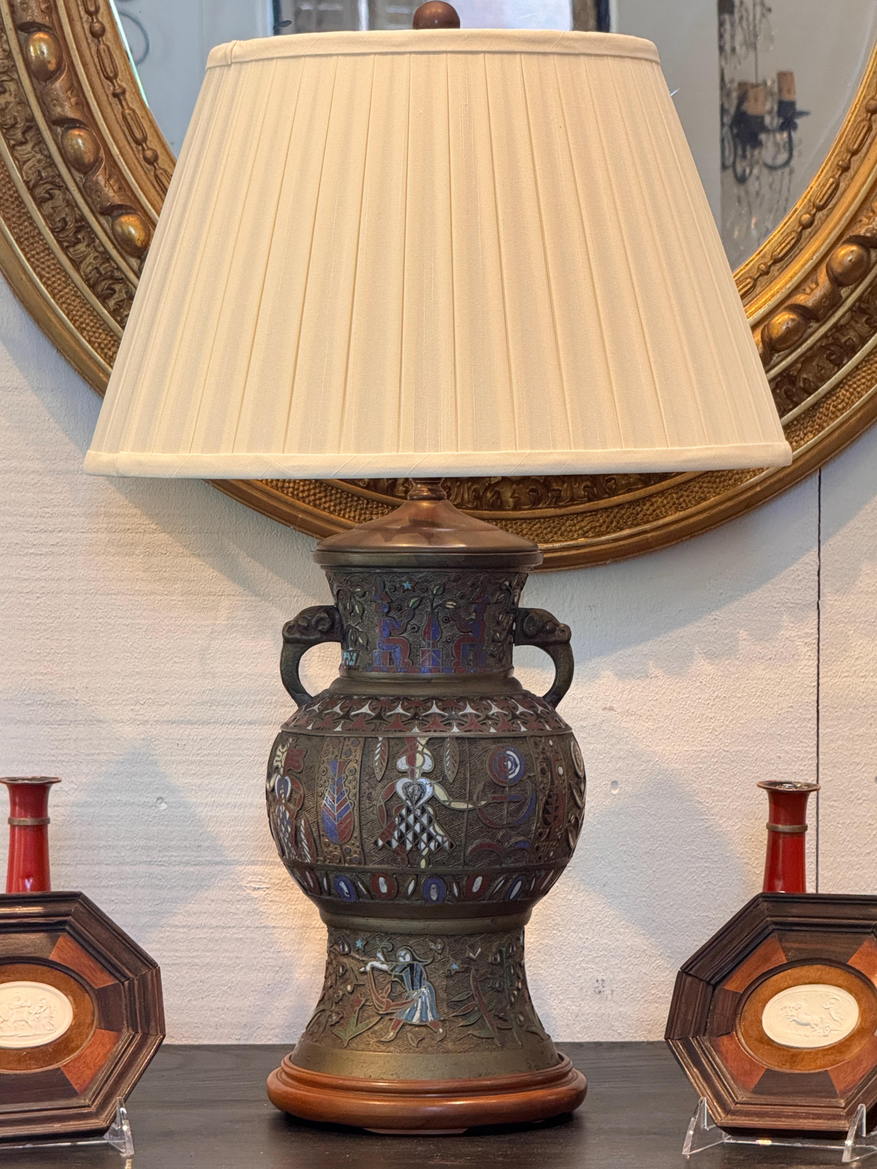 Chinois Lampe de table en bronze champlevé des années 1950 avec décoration en émail en vente