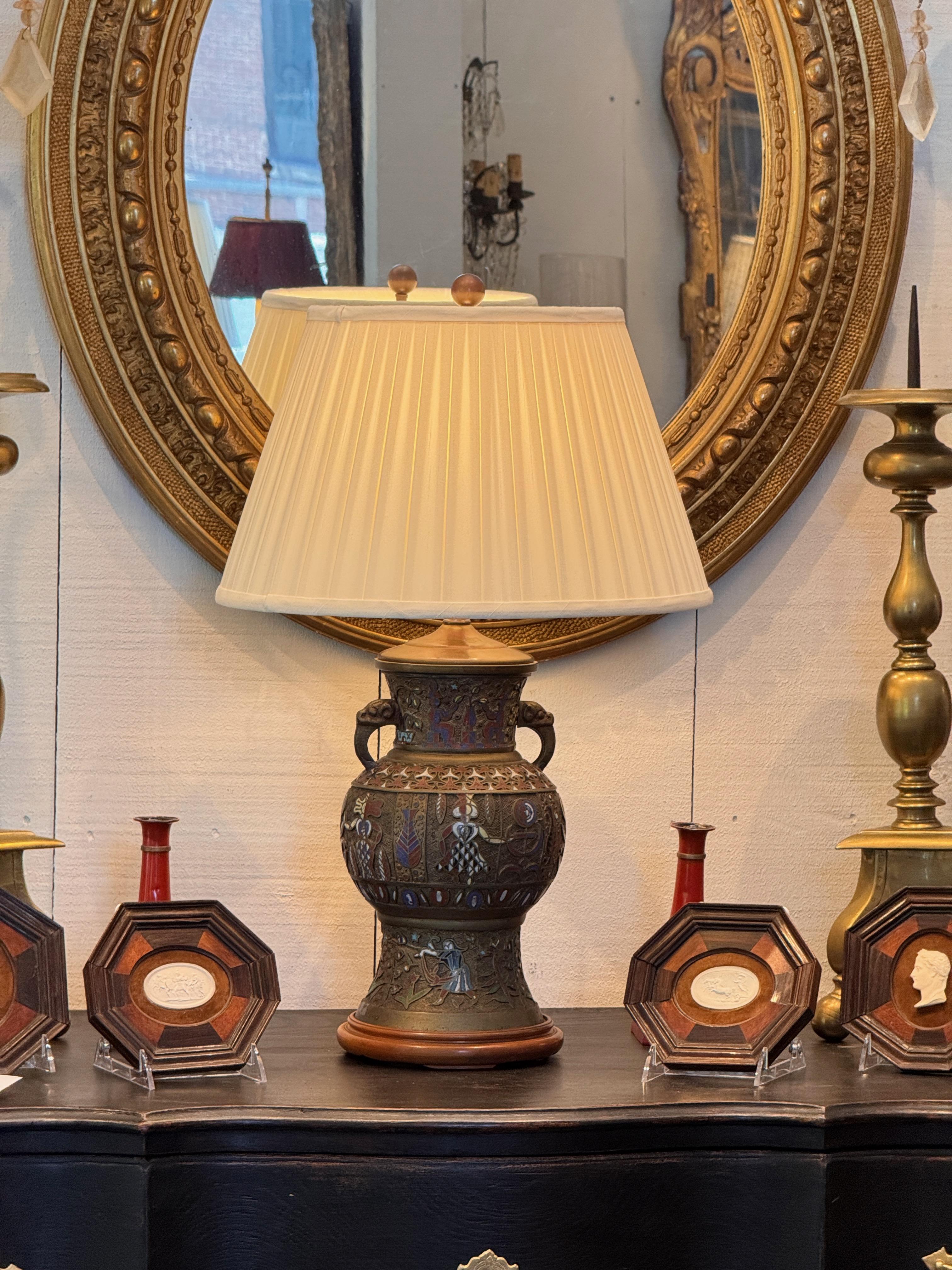 Lampe de table en bronze champlevé des années 1950 avec décoration en émail Bon état - En vente à Charlottesville, VA