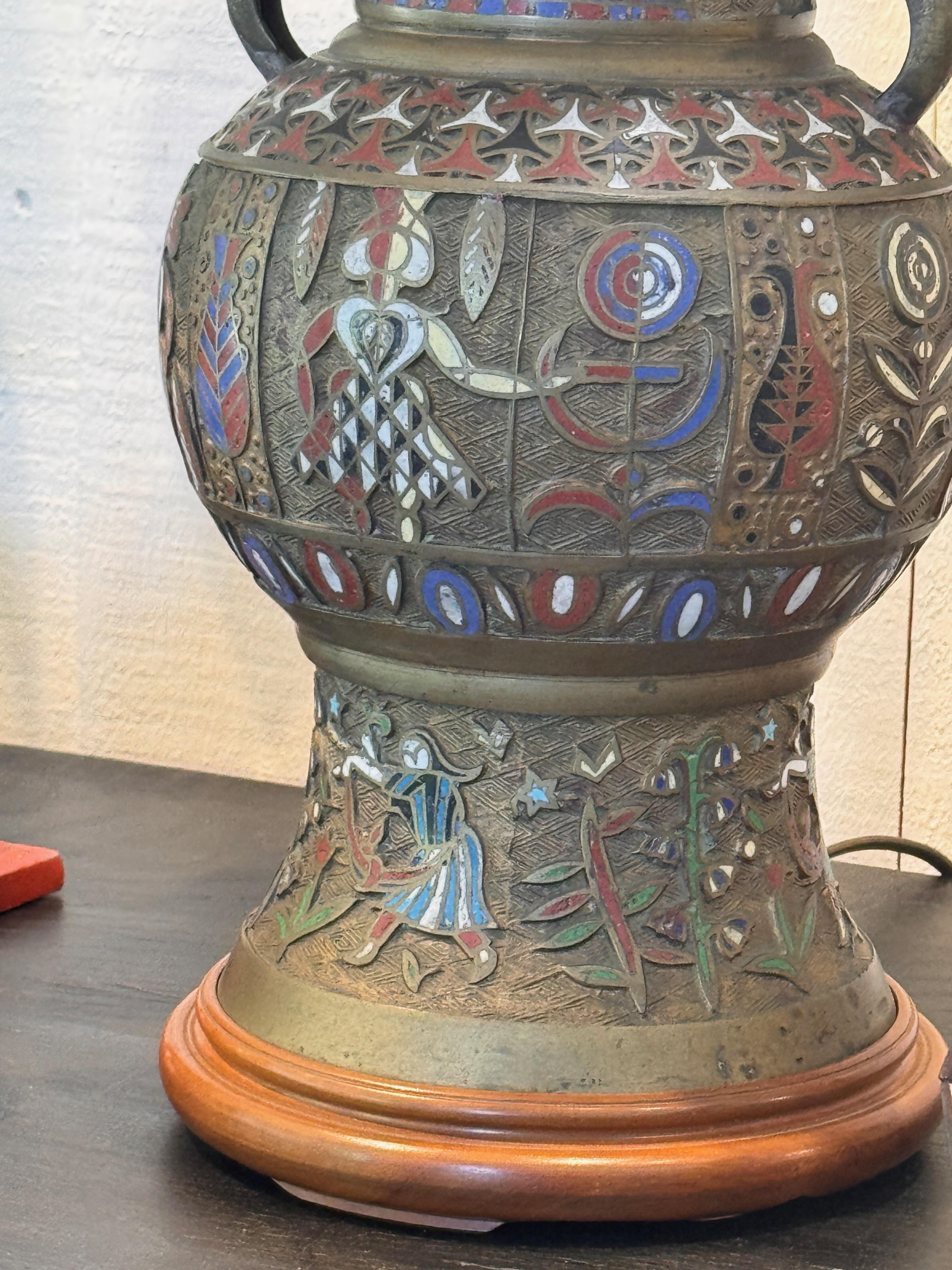 Lampe de table en bronze champlevé des années 1950 avec décoration en émail en vente 2