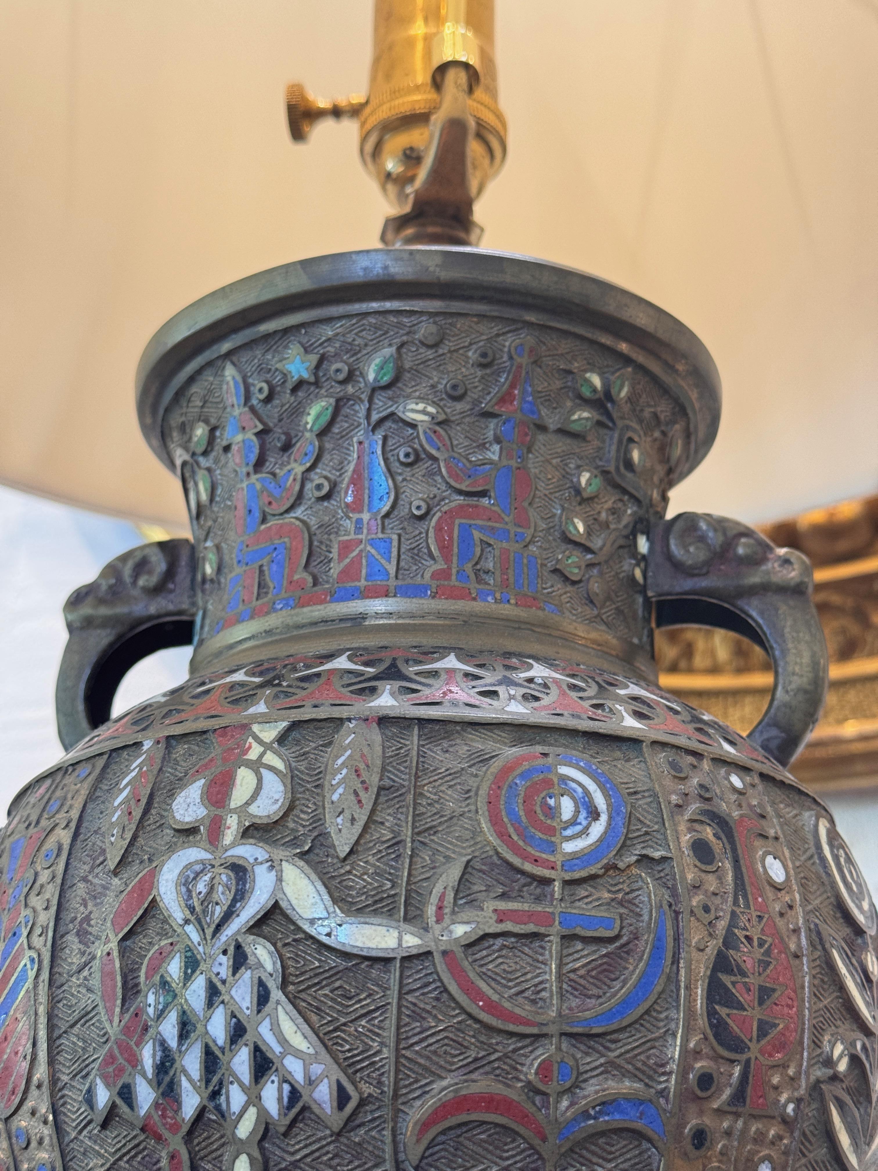 Lampe de table en bronze champlevé des années 1950 avec décoration en émail en vente 3