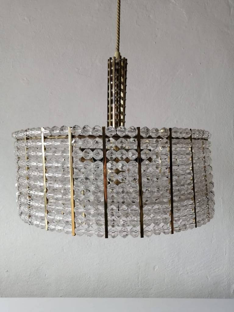 Plexiglass and brass chandelier by Emil Stejnar for Rupert Nikoll, 1950s, Austria

Mid-Century Modern charming pendant lamp.

Designed by Emil Stejnar for Rupert Nikoll
Manufactured in Austria

Lampshade is in perfect condition.
Beads made
