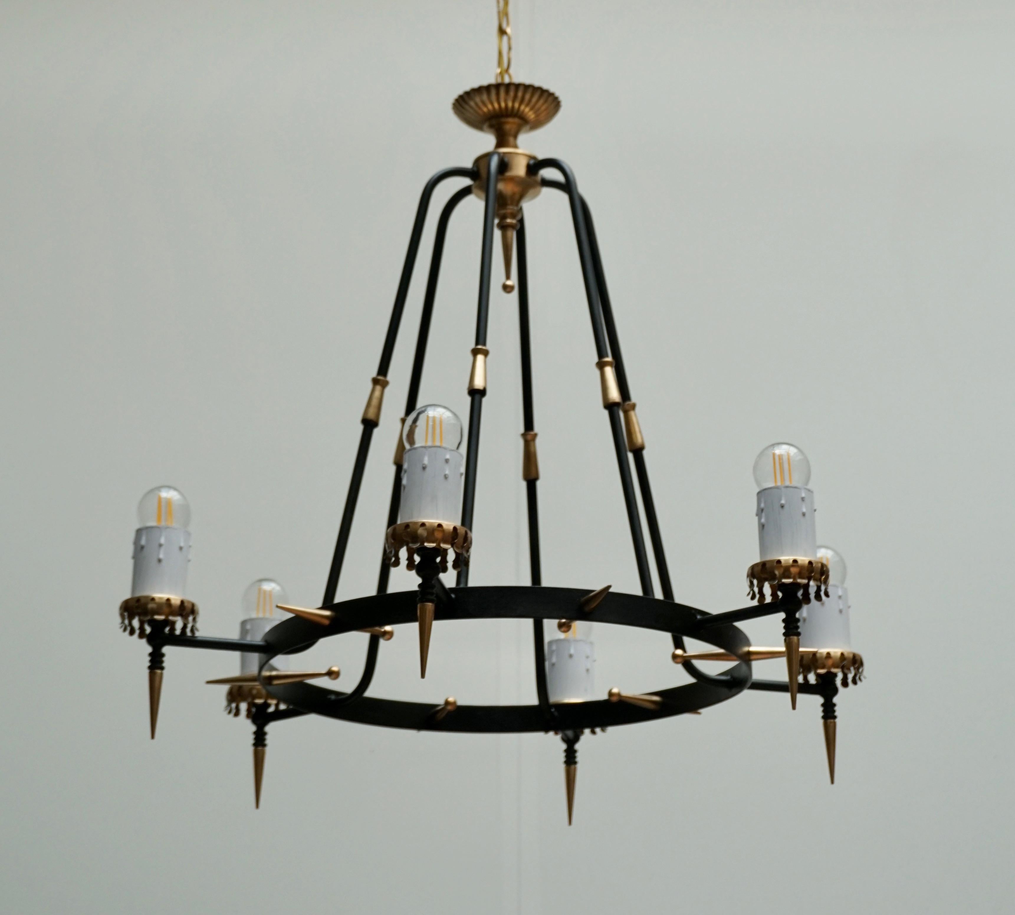 Italian chandelier in brass and black metal with six lights.

Measures: Diameter 64 cm.
Height fixture 60 cm.
Total height including the chain 110 cm.

The light requires six single E27 screw fit lightbulbs (60Watt max.) LED compatible.
