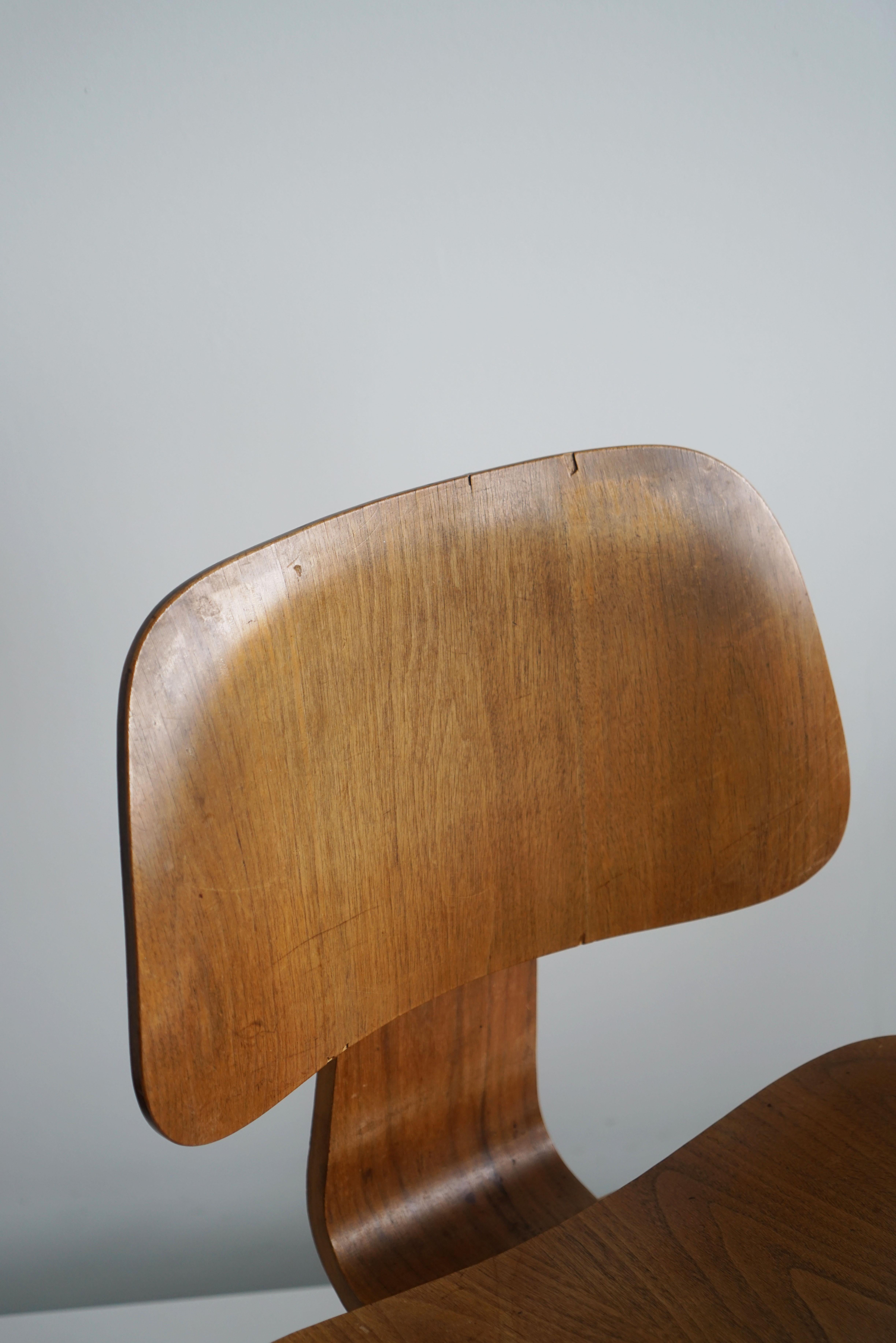 Paire de chaises en contreplaqué DCW Charles et Ray Eames des années 1950 pour Herman Miller 3