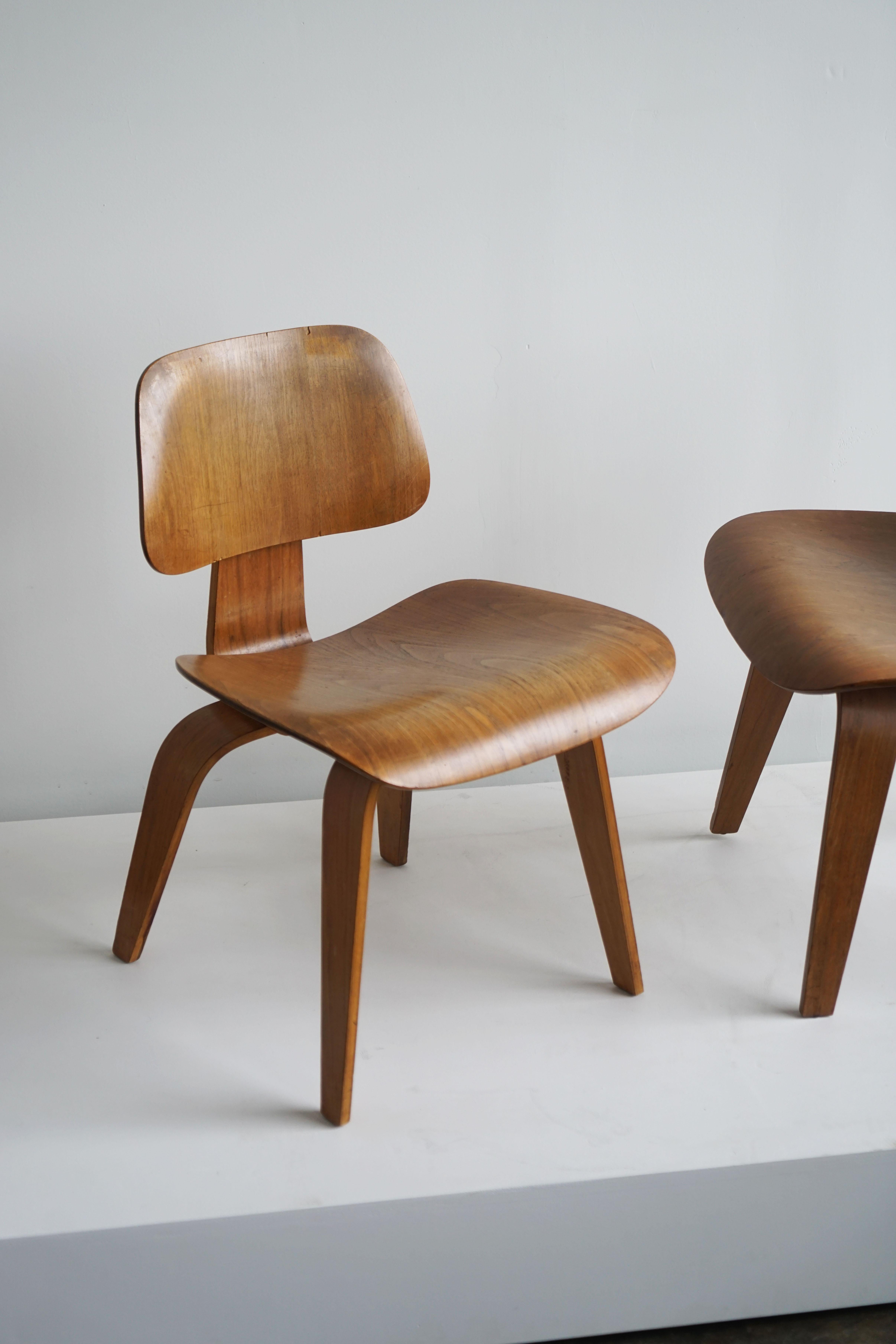 Mid-Century Modern Paire de chaises en contreplaqué DCW Charles et Ray Eames des années 1950 pour Herman Miller