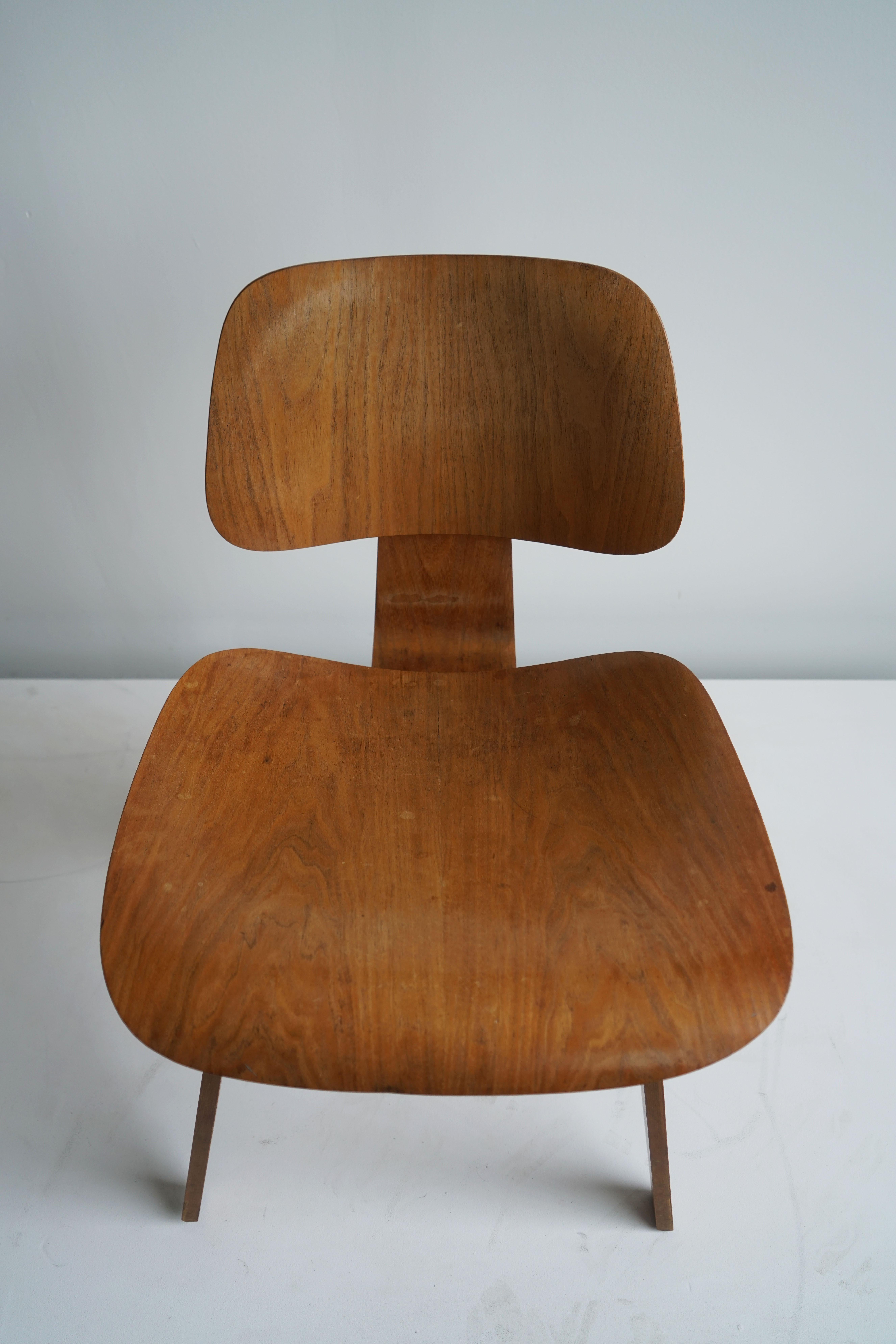 Paire de chaises en contreplaqué DCW Charles et Ray Eames des années 1950 pour Herman Miller 1