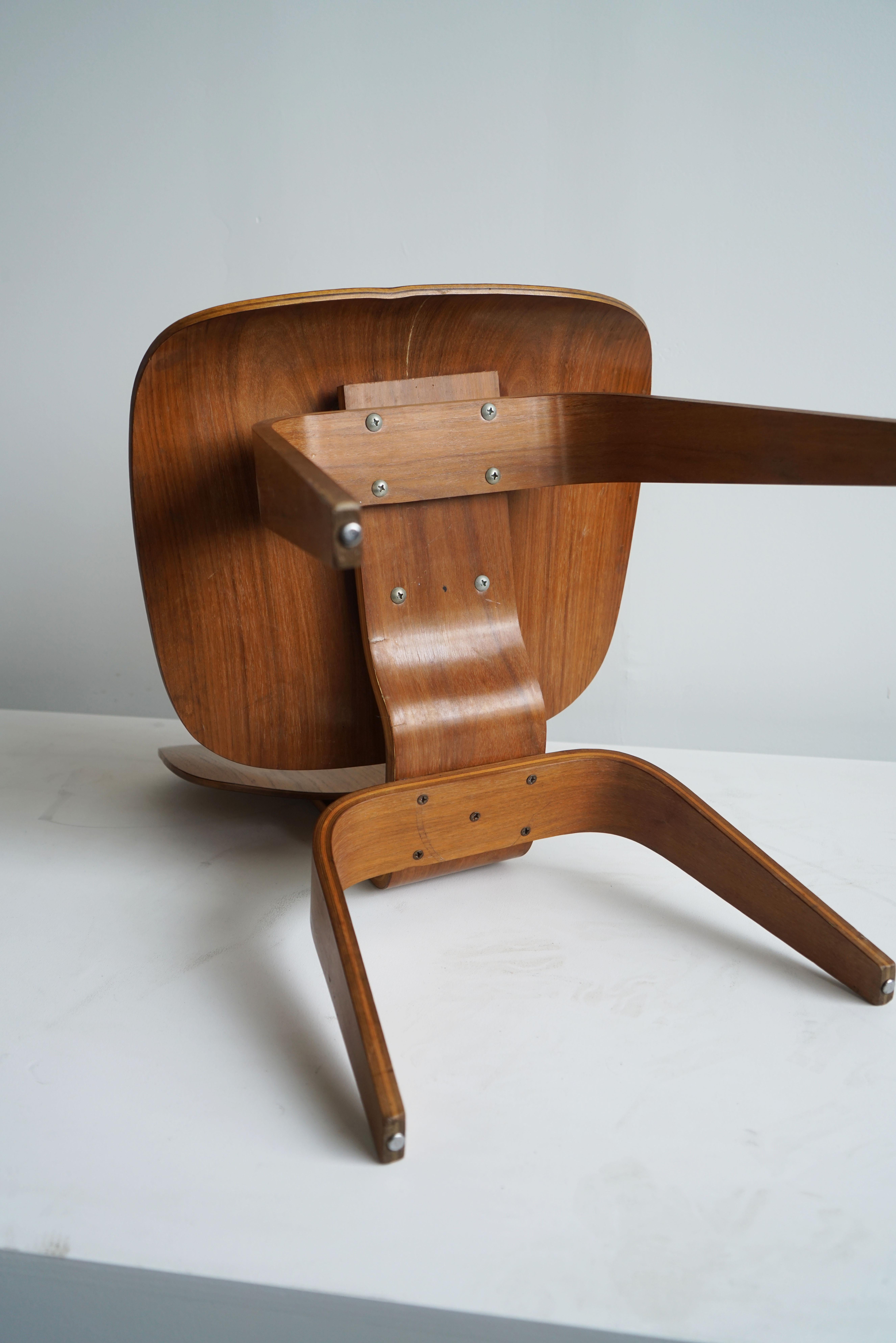 Paire de chaises en contreplaqué DCW Charles et Ray Eames des années 1950 pour Herman Miller 2
