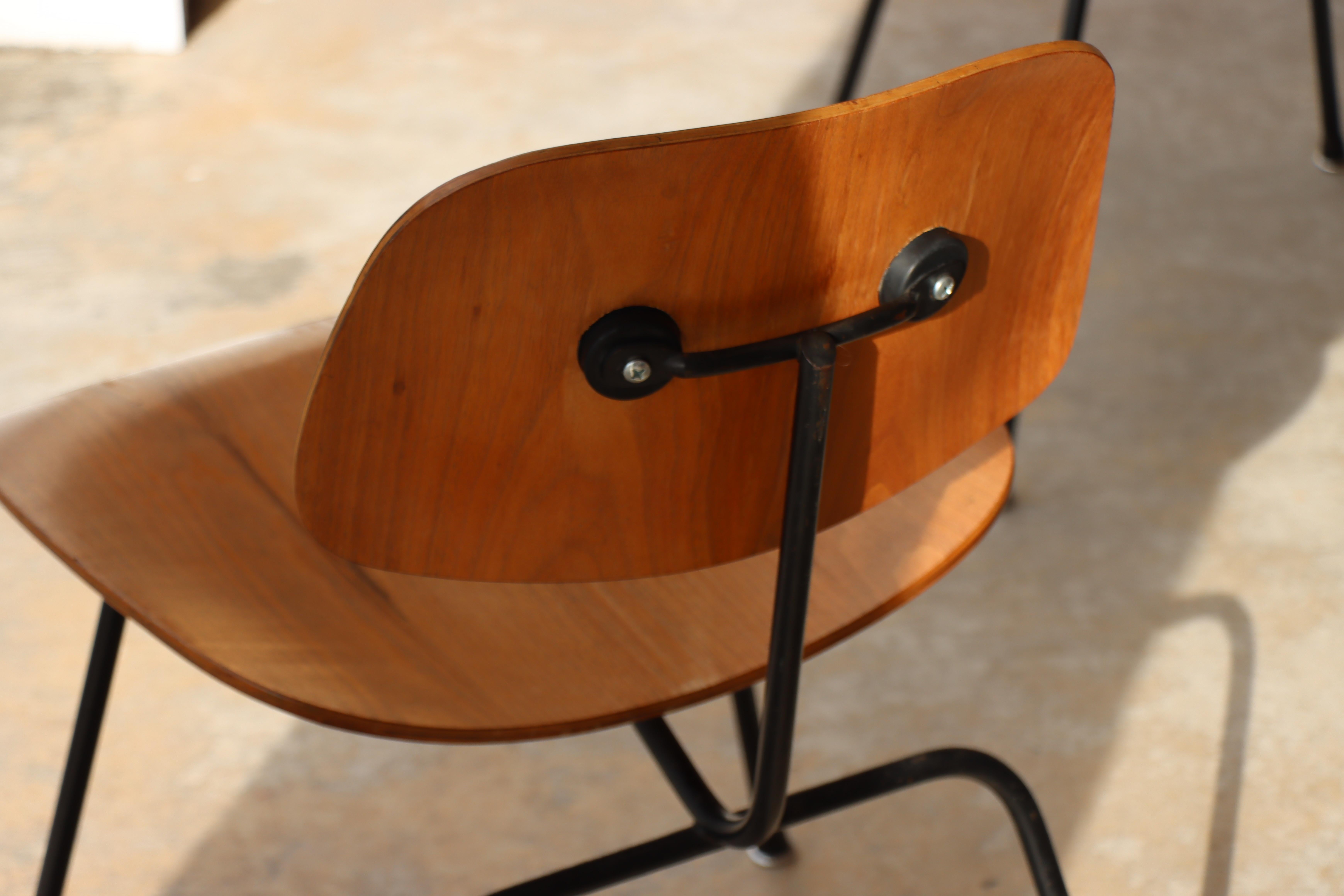 Sedie da pranzo Charles Eames per Herman Miller del 1950, DCM, noce, struttura nera in vendita 8