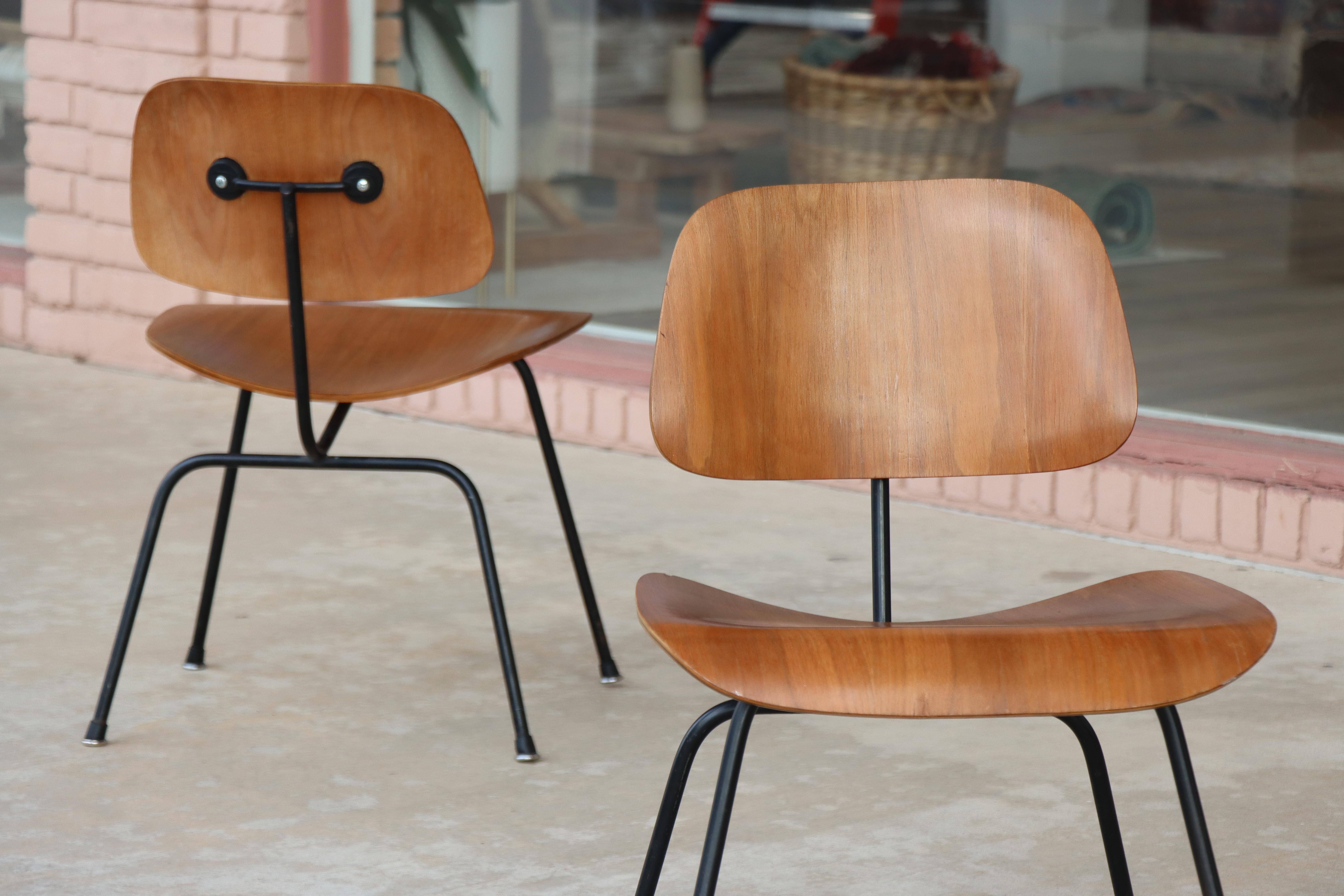 Sedie da pranzo Charles Eames per Herman Miller del 1950, DCM, noce, struttura nera in vendita 9