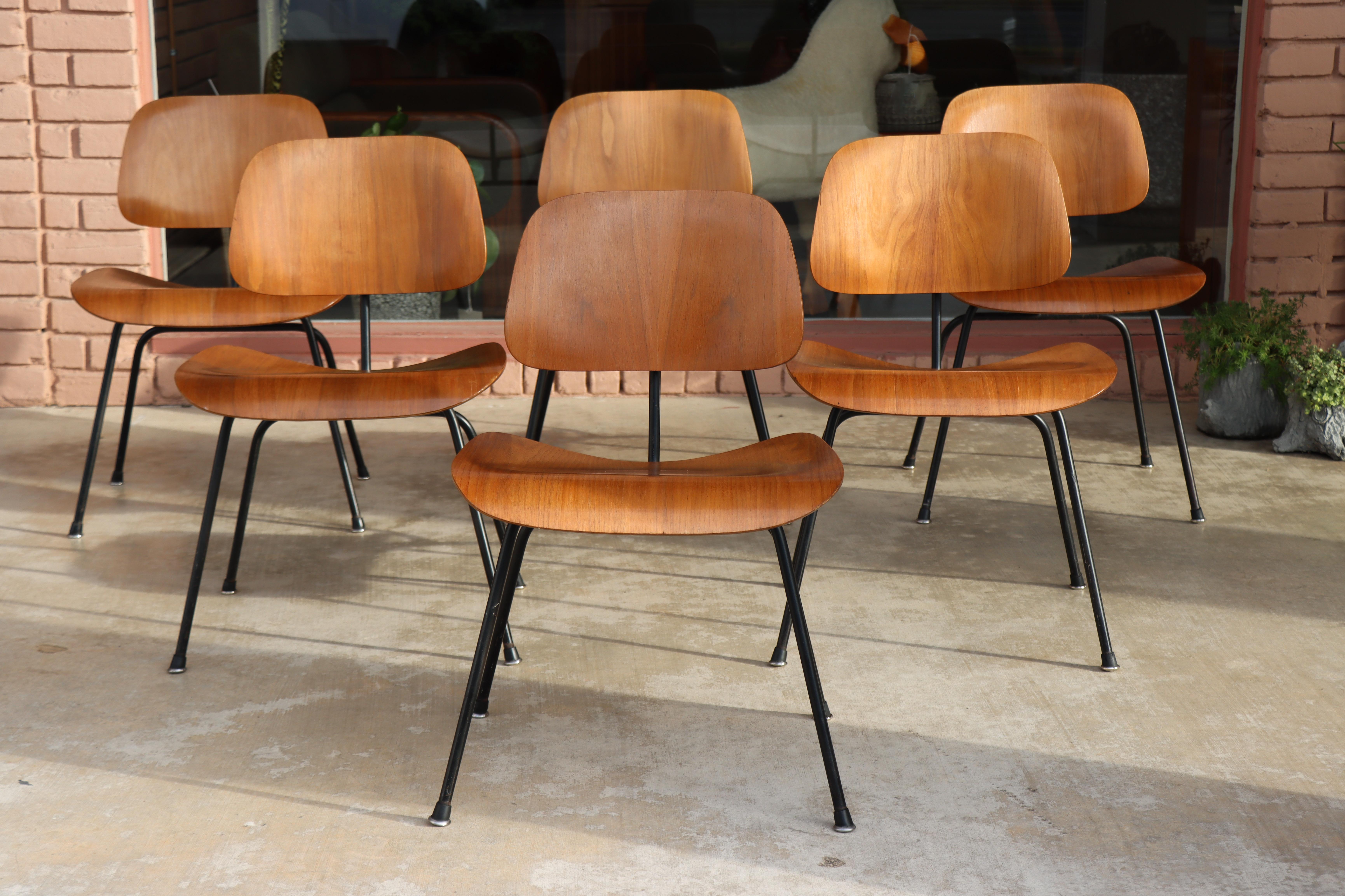 Set iniziale di 6 DCM (Dining Chair Metal) con struttura in noce e nero. 

 Un pezzo di storia del design senza tempo con questo splendido set di sedie da pranzo Eames originali (DCM) del 1956-1959. Queste sedie iconiche sono caratterizzate da