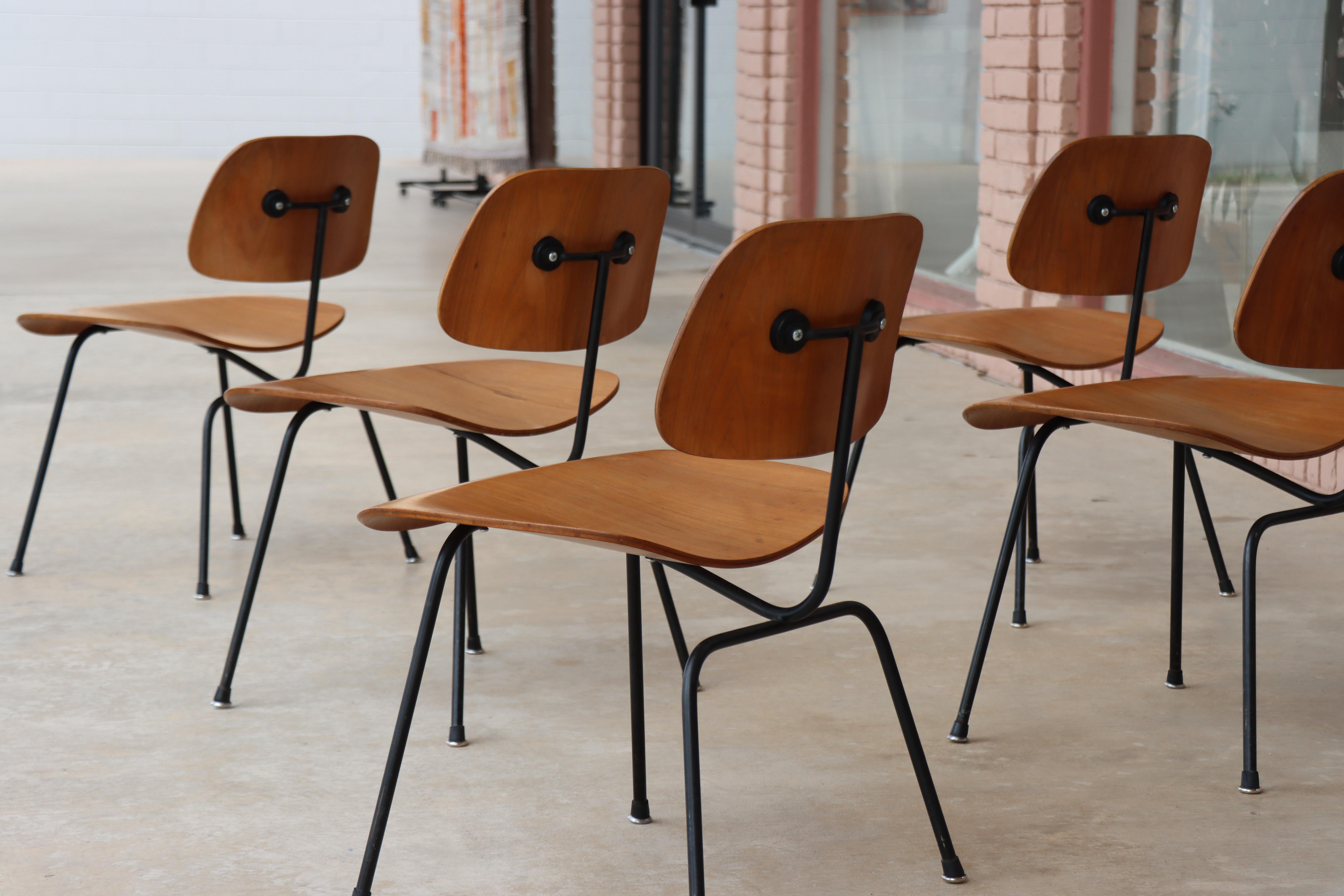 Sedie da pranzo Charles Eames per Herman Miller del 1950, DCM, noce, struttura nera In condizioni buone in vendita a Round Rock, TX