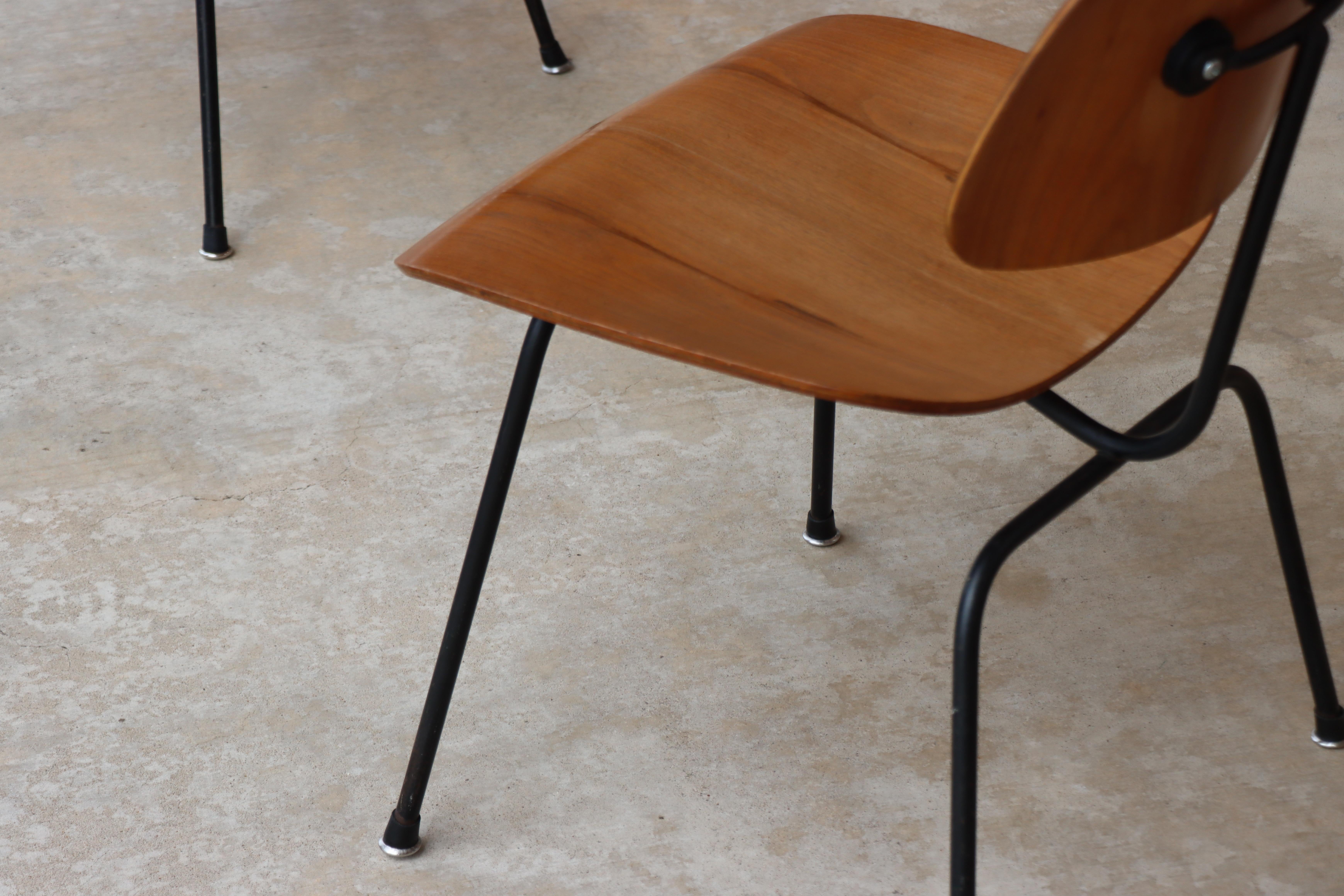 Ferro Sedie da pranzo Charles Eames per Herman Miller del 1950, DCM, noce, struttura nera in vendita