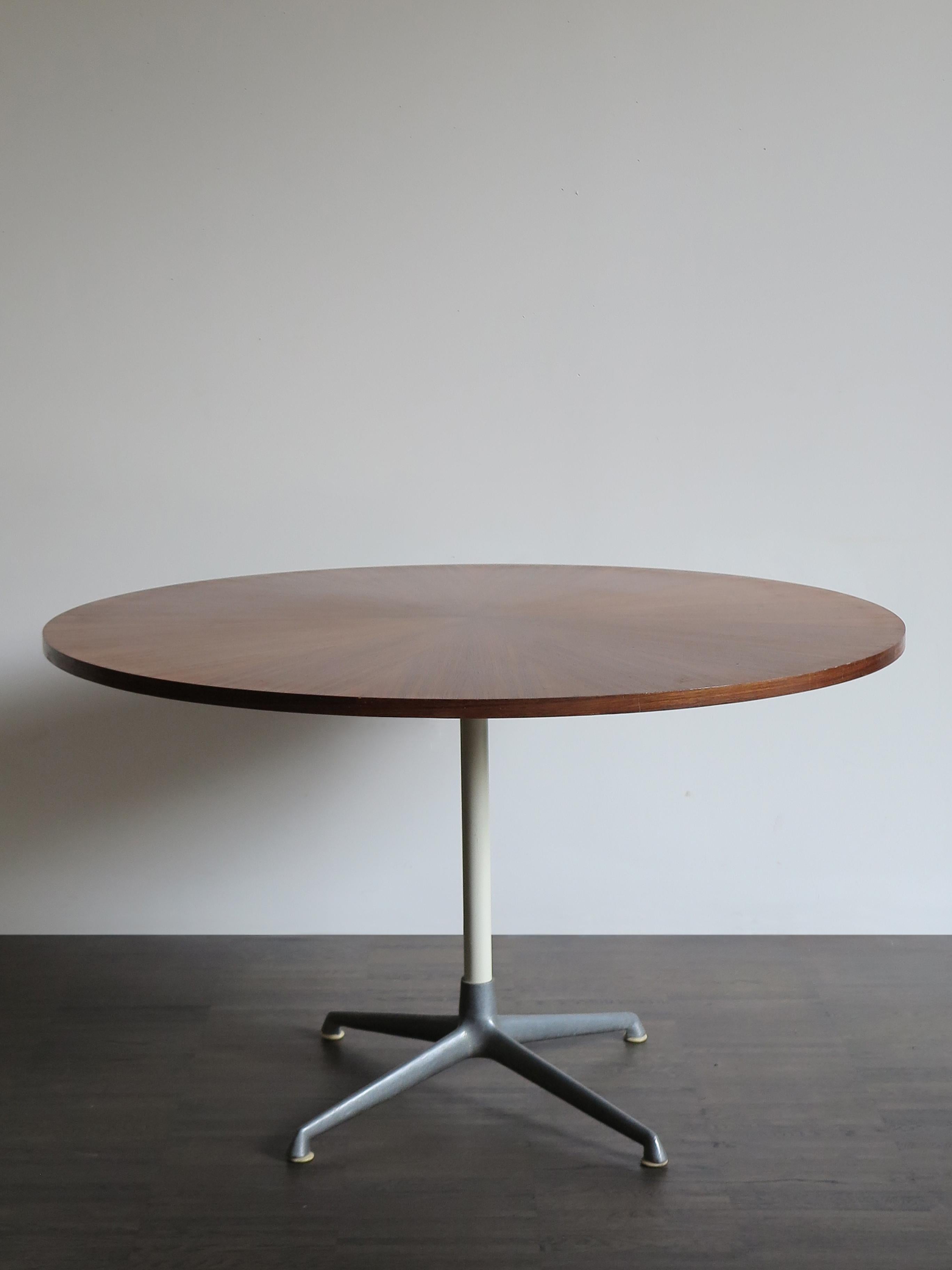 1950s amazing and rare midcentury dining table designed by famous Charles & Ray Eames for Herman Miller, fusion of natural aluminum and varnished aluminum, veneered table top in dark wood.

Please note that the table is original of the period and