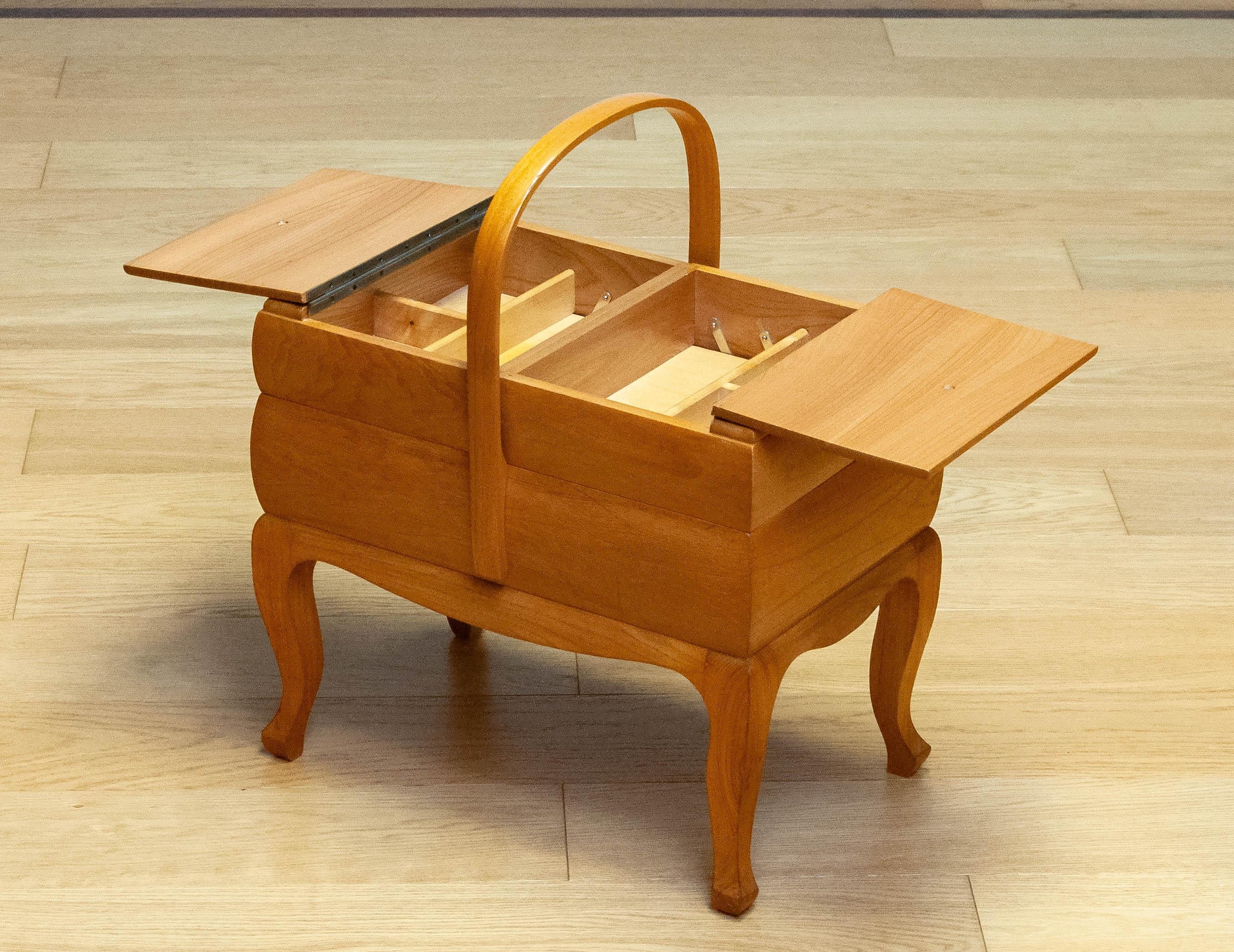 Mid-Century Modern 1950s, Charming Sewing Box, Suède en vente