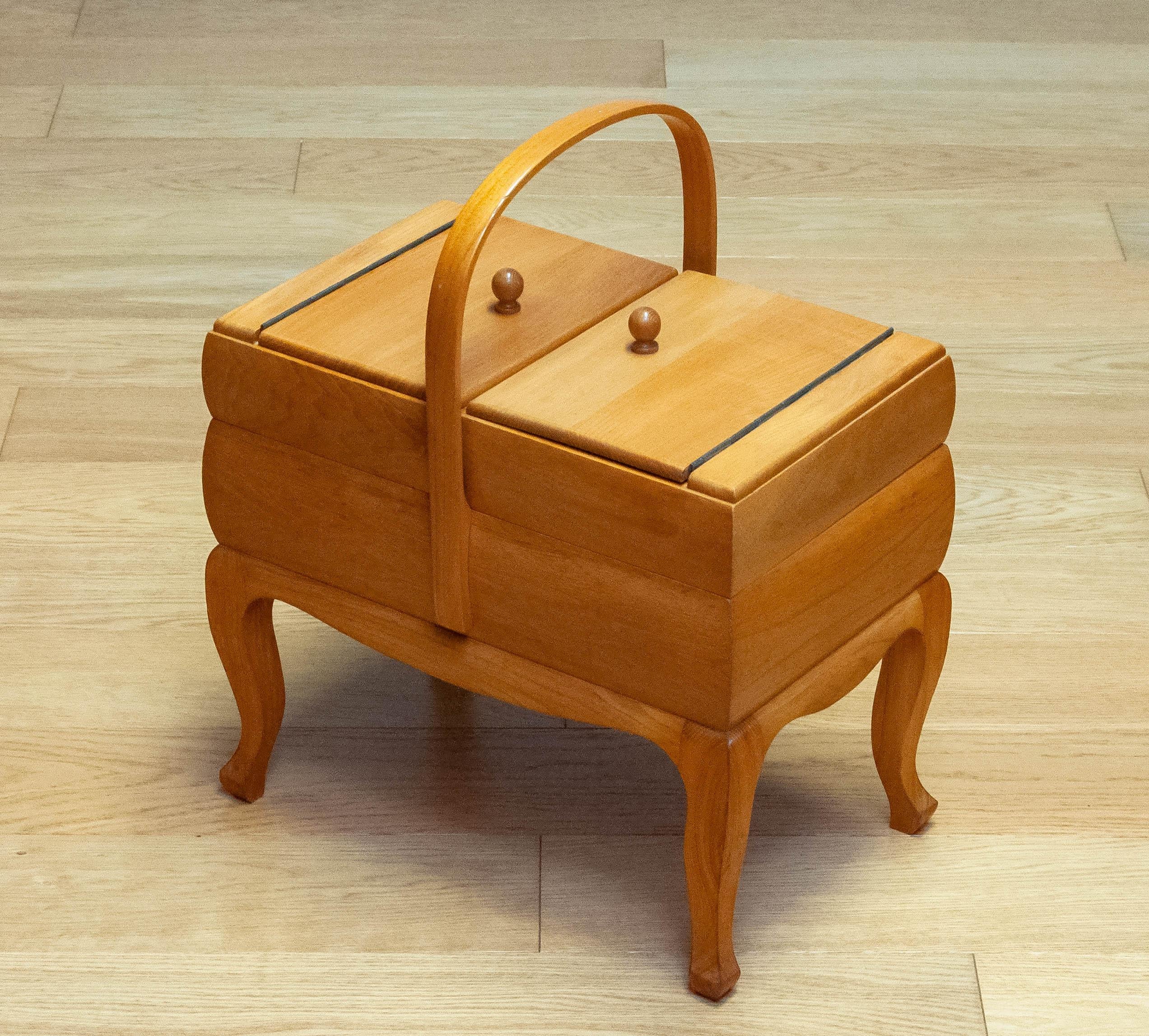 Milieu du XXe siècle 1950s, Charming Sewing Box, Suède en vente