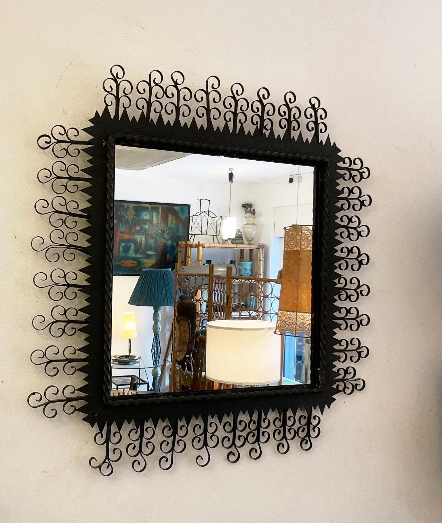 Miroir carré en métal noir des années 60 avec finition arabesque en métal par CHATY Vallauris bien connu pour ses miroirs en forme de soleil.
Deux positions possibles.