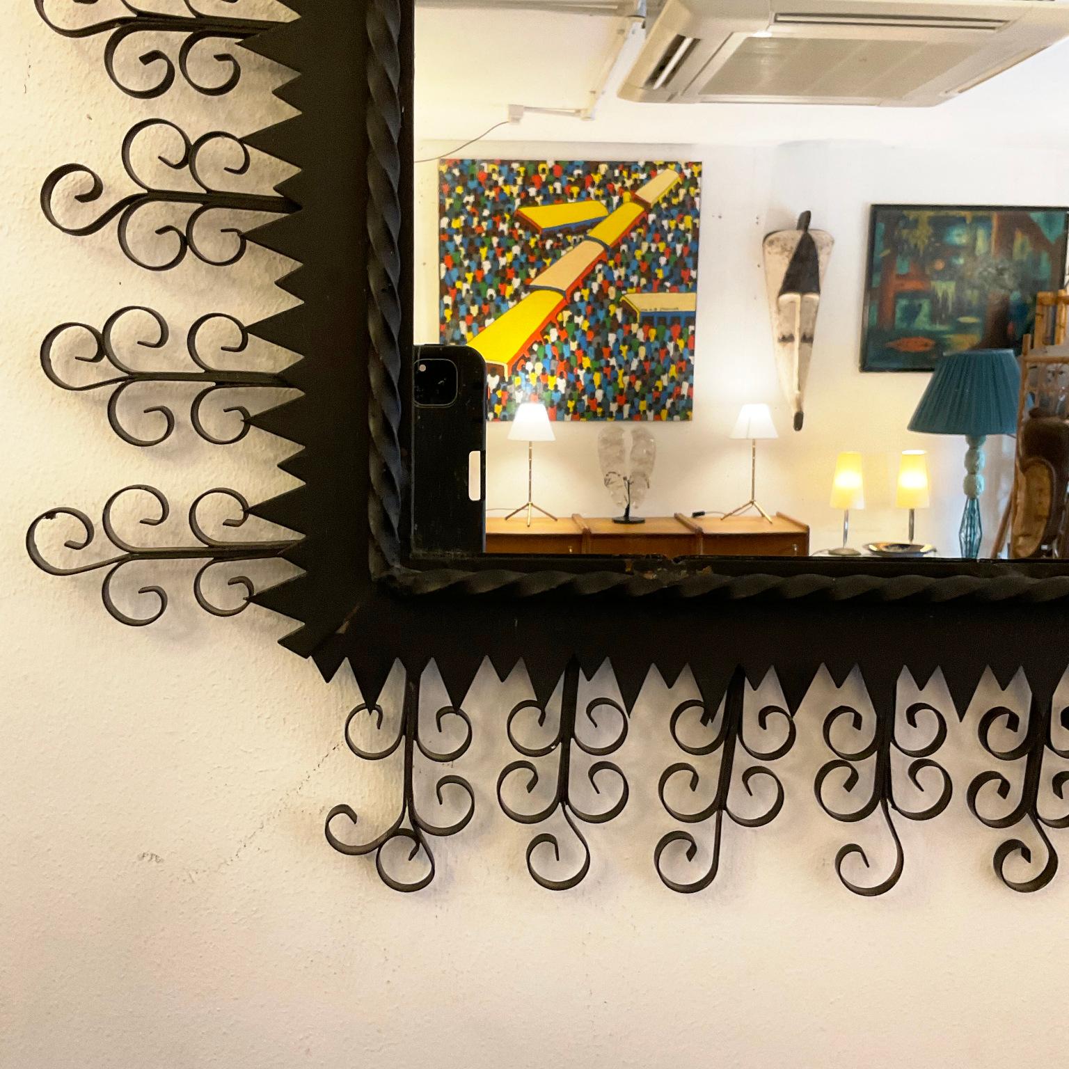 Mid-Century Modern Miroir noir en métal Chaty Vallauris des années 1950 avec finition Arabesque en vente
