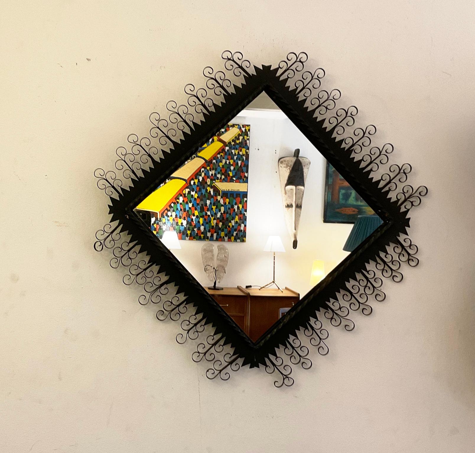 Français Miroir noir en métal Chaty Vallauris des années 1950 avec finition Arabesque en vente