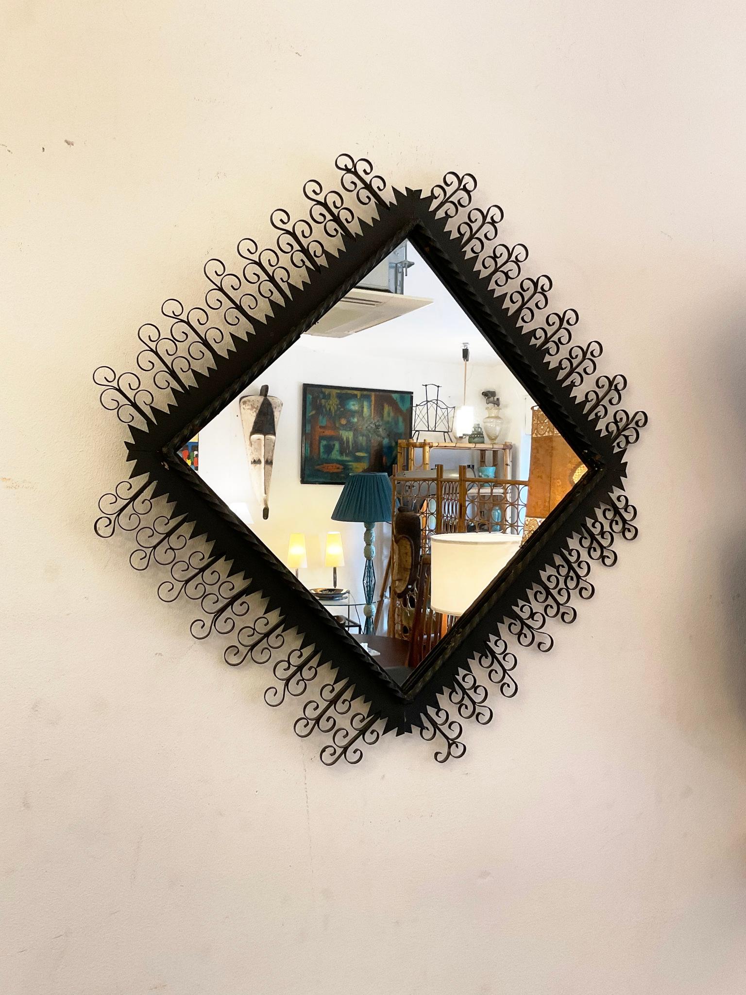 Ferronnerie Miroir noir en métal Chaty Vallauris des années 1950 avec finition Arabesque en vente