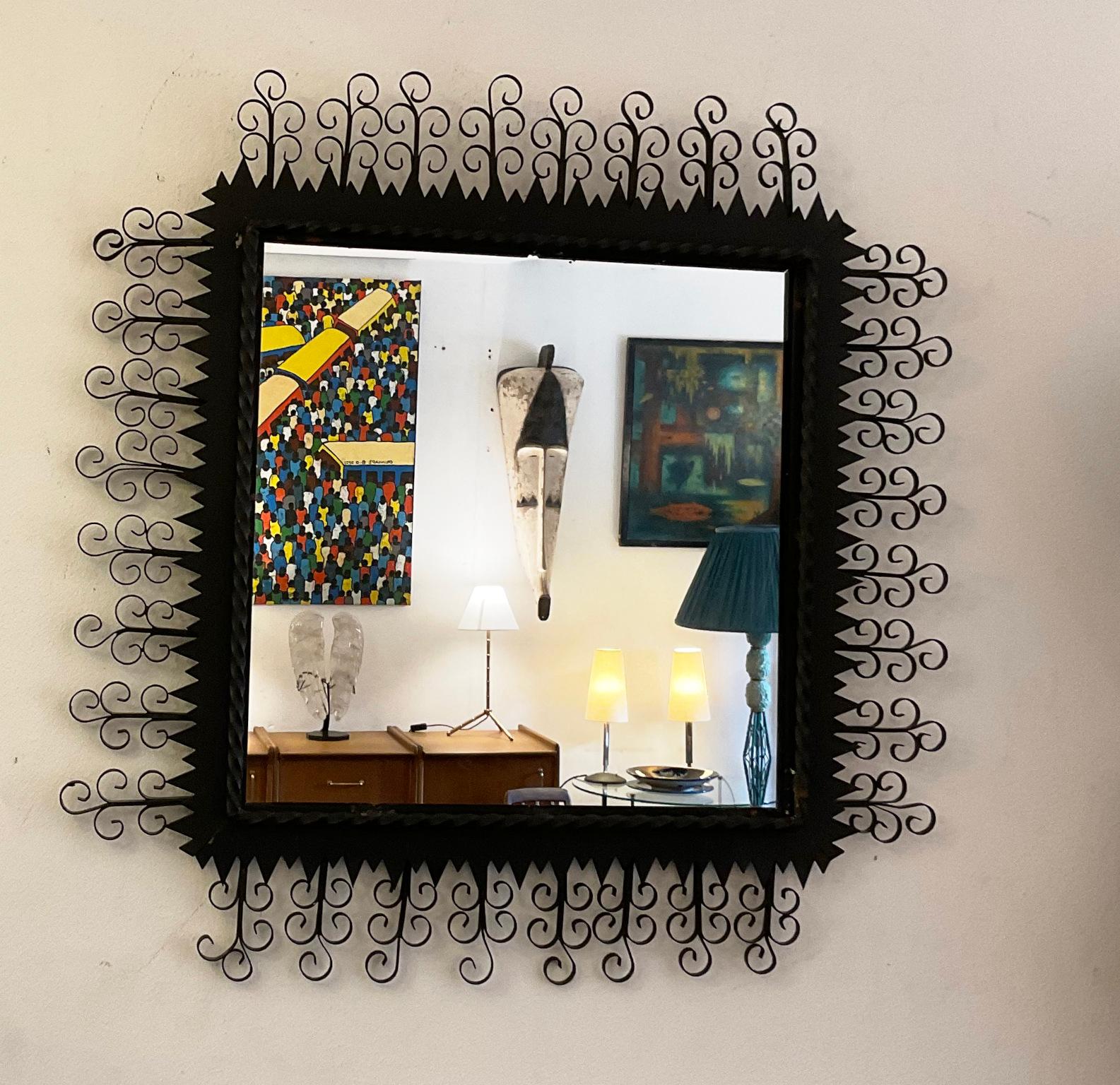 Miroir noir en métal Chaty Vallauris des années 1950 avec finition Arabesque Bon état - En vente à London, GB