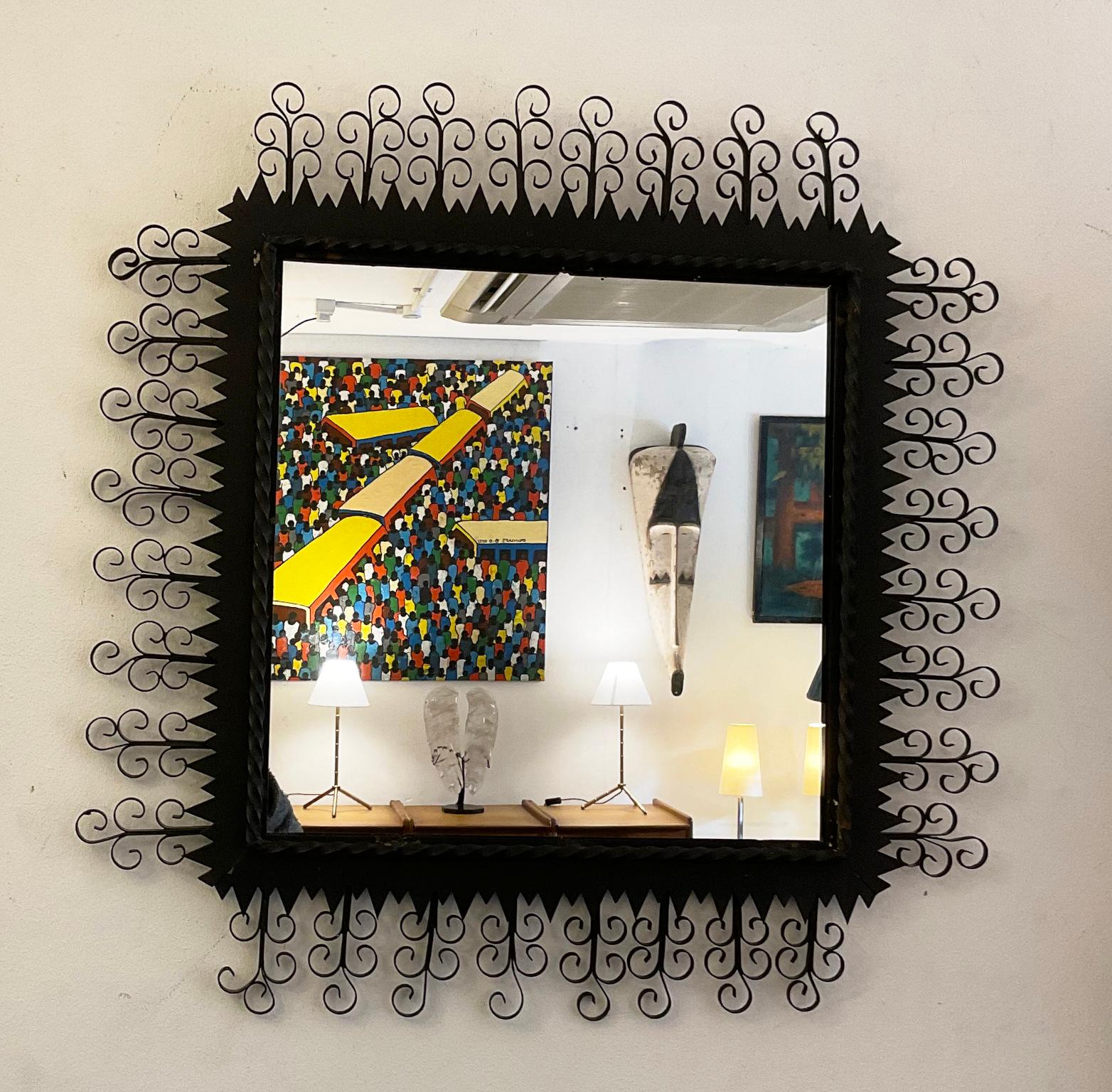 Milieu du XXe siècle Miroir noir en métal Chaty Vallauris des années 1950 avec finition Arabesque en vente