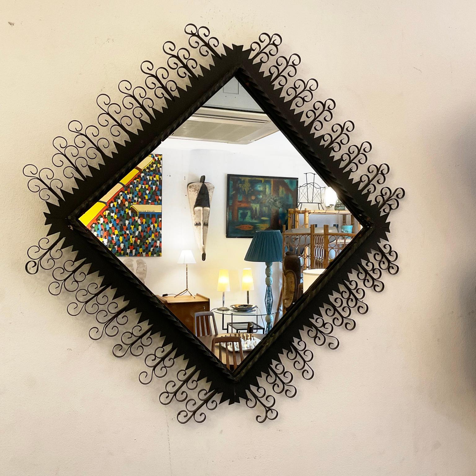 Acier ajouré Miroir noir en métal Chaty Vallauris des années 1950 avec finition Arabesque en vente