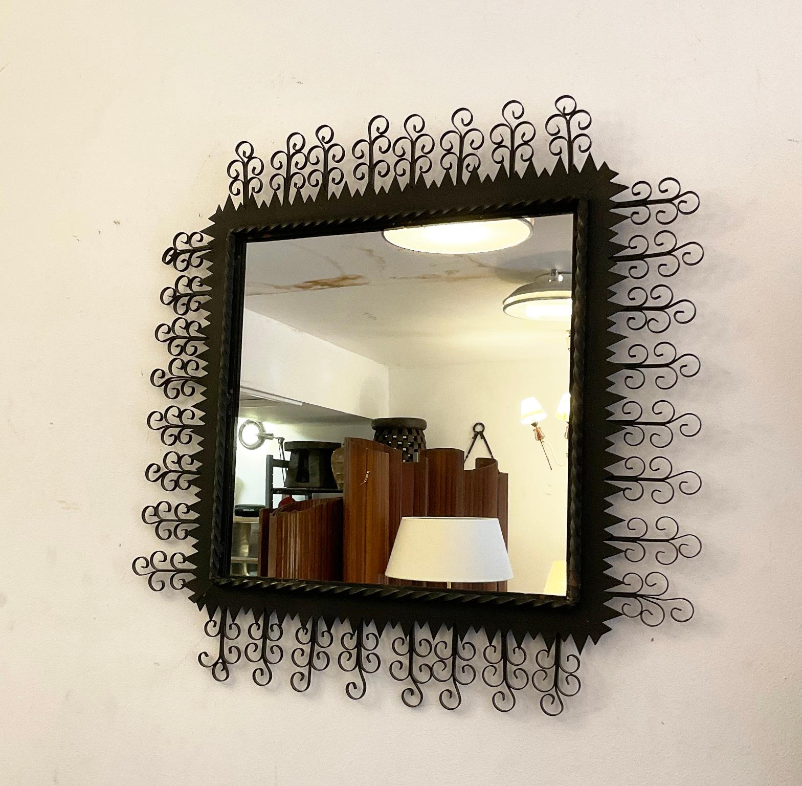 Miroir noir en métal Chaty Vallauris des années 1950 avec finition Arabesque en vente 1