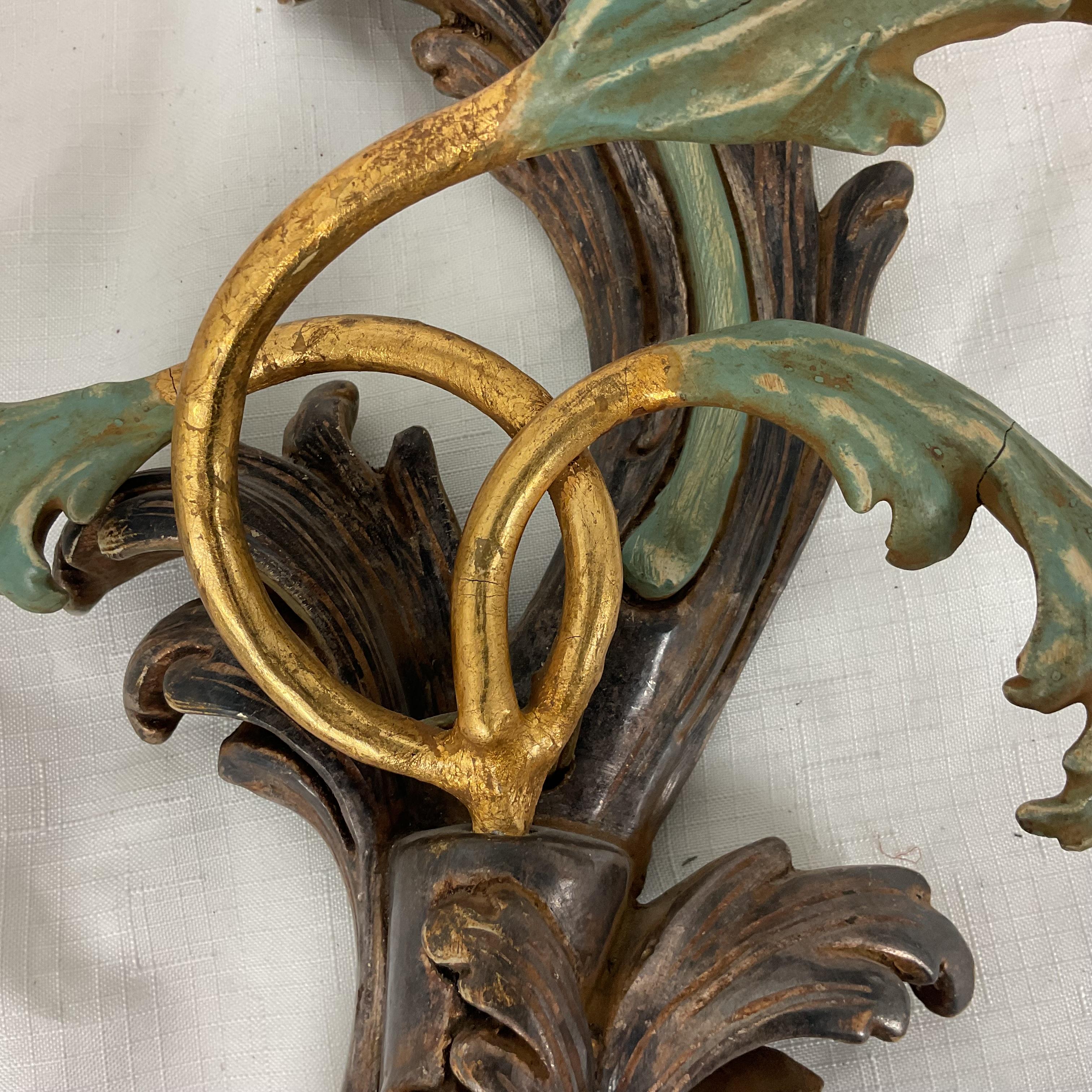 Incantevole legno intagliato a mano con finitura intonacata e dipinta a mano con paralume a scudo personalizzato in metallo foglia oro. Le due applique sono opposte. Grande e opulento. 
