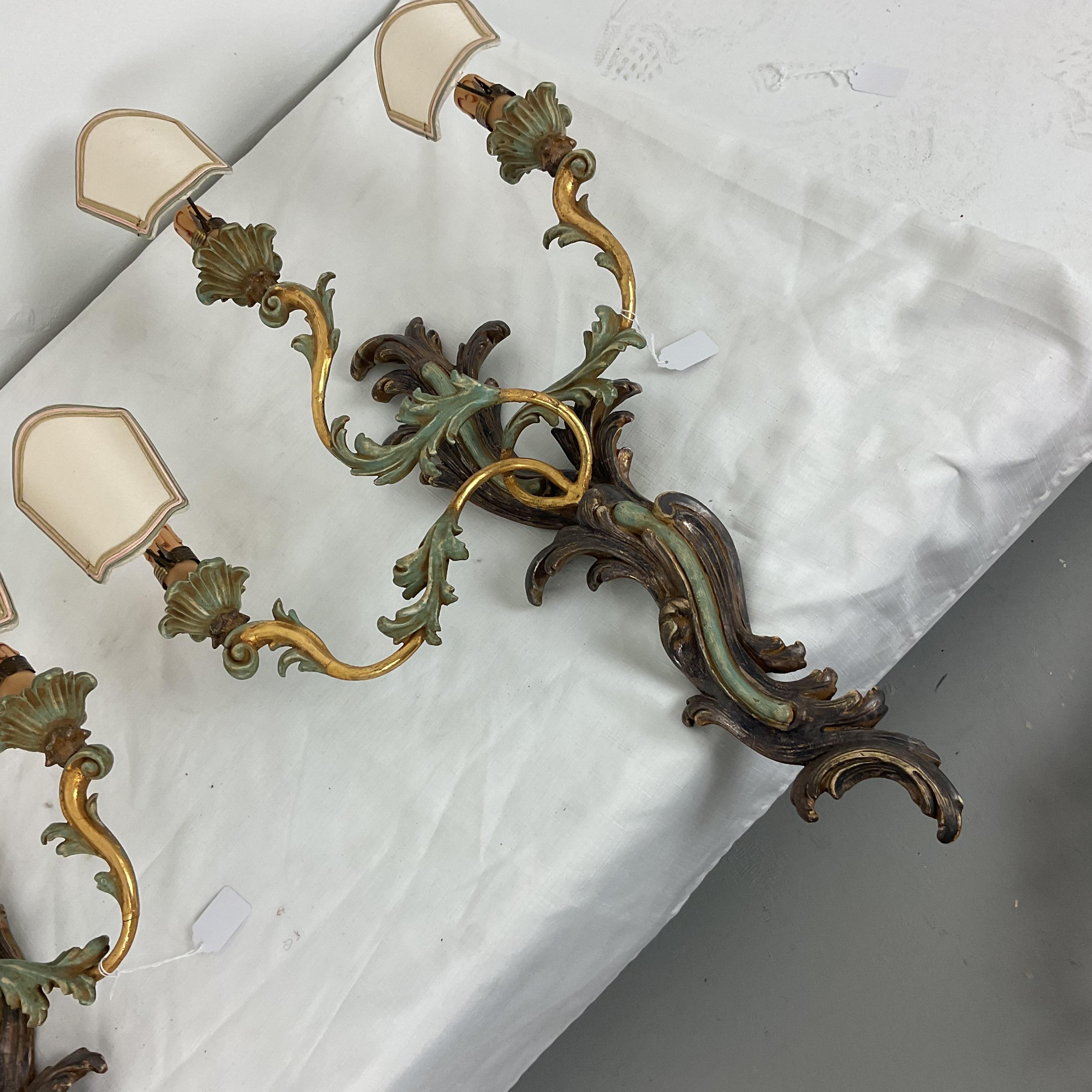 Italiano Coppia di sconsole da parete in legno intagliato e foglia d'oro di Chelini degli anni '50 in vendita