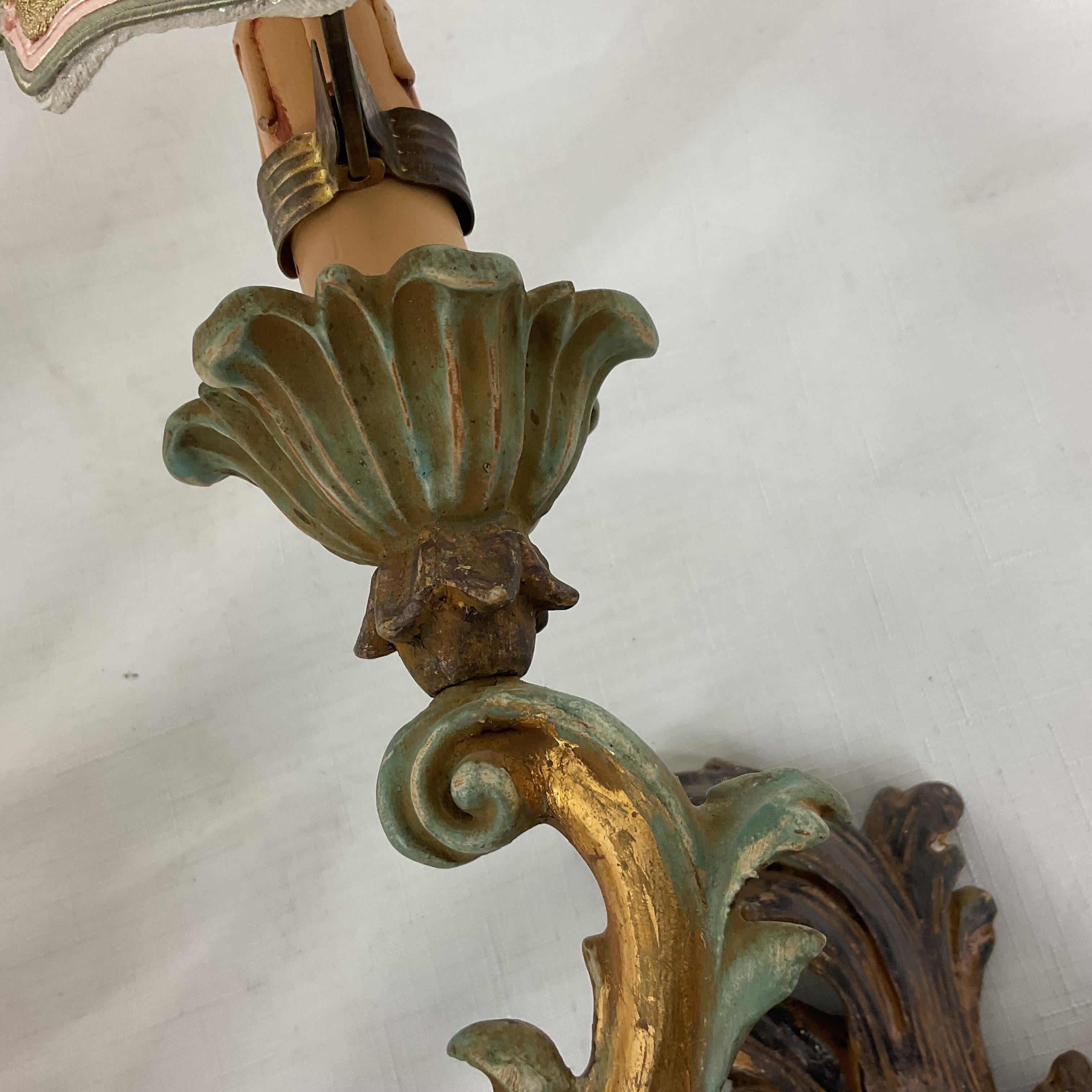 Intagliato a mano Coppia di sconsole da parete in legno intagliato e foglia d'oro di Chelini degli anni '50 in vendita