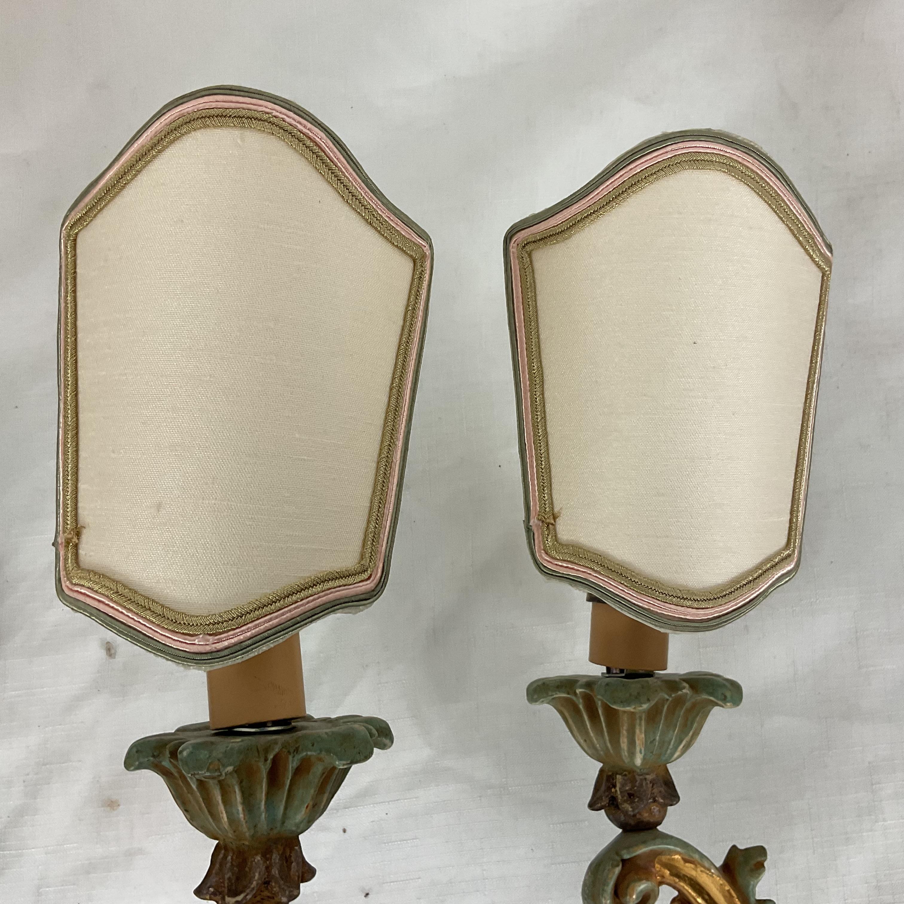 Coppia di sconsole da parete in legno intagliato e foglia d'oro di Chelini degli anni '50 In condizioni buone in vendita a West Palm Beach, FL