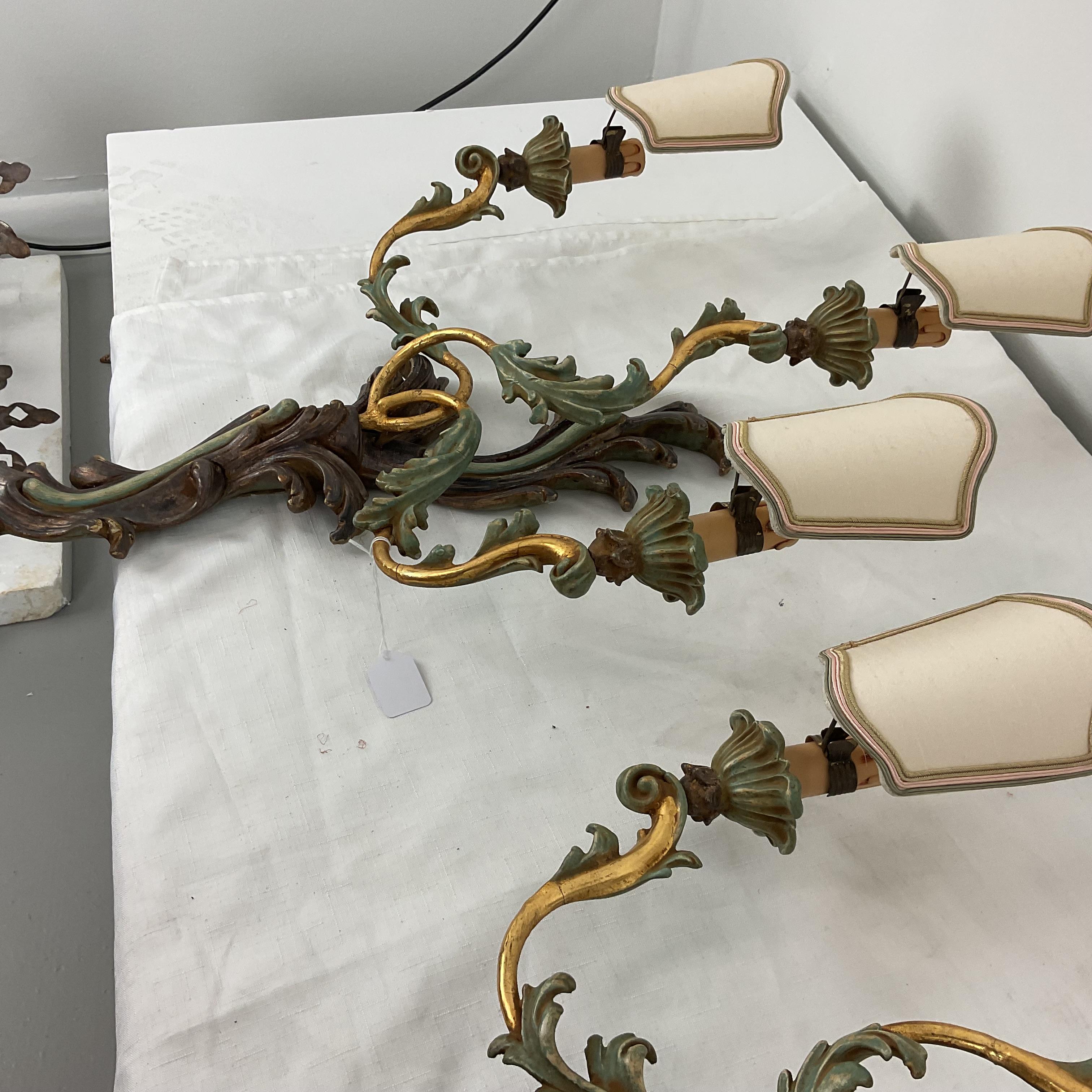 Metà XX secolo Coppia di sconsole da parete in legno intagliato e foglia d'oro di Chelini degli anni '50 in vendita