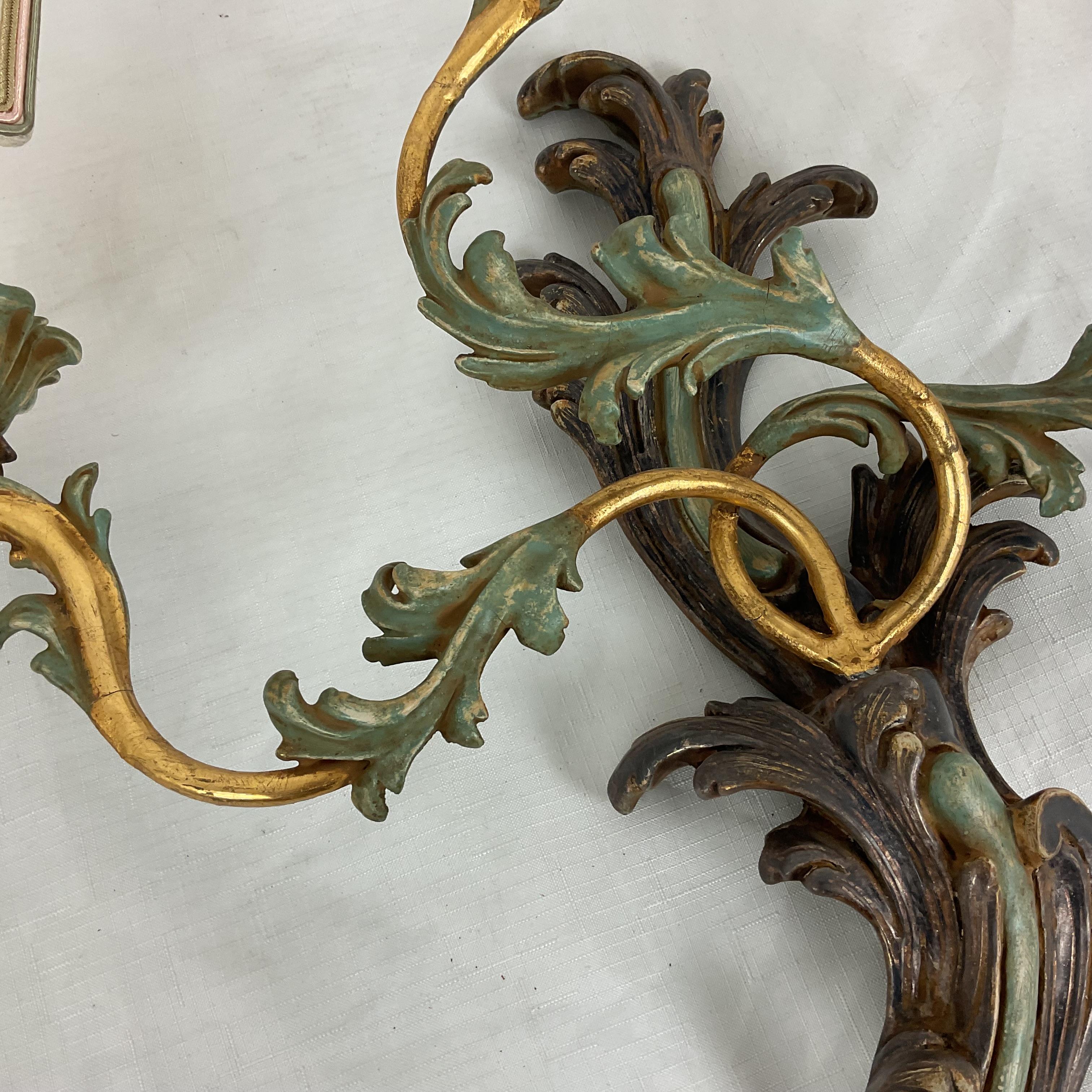 Legno Coppia di sconsole da parete in legno intagliato e foglia d'oro di Chelini degli anni '50 in vendita