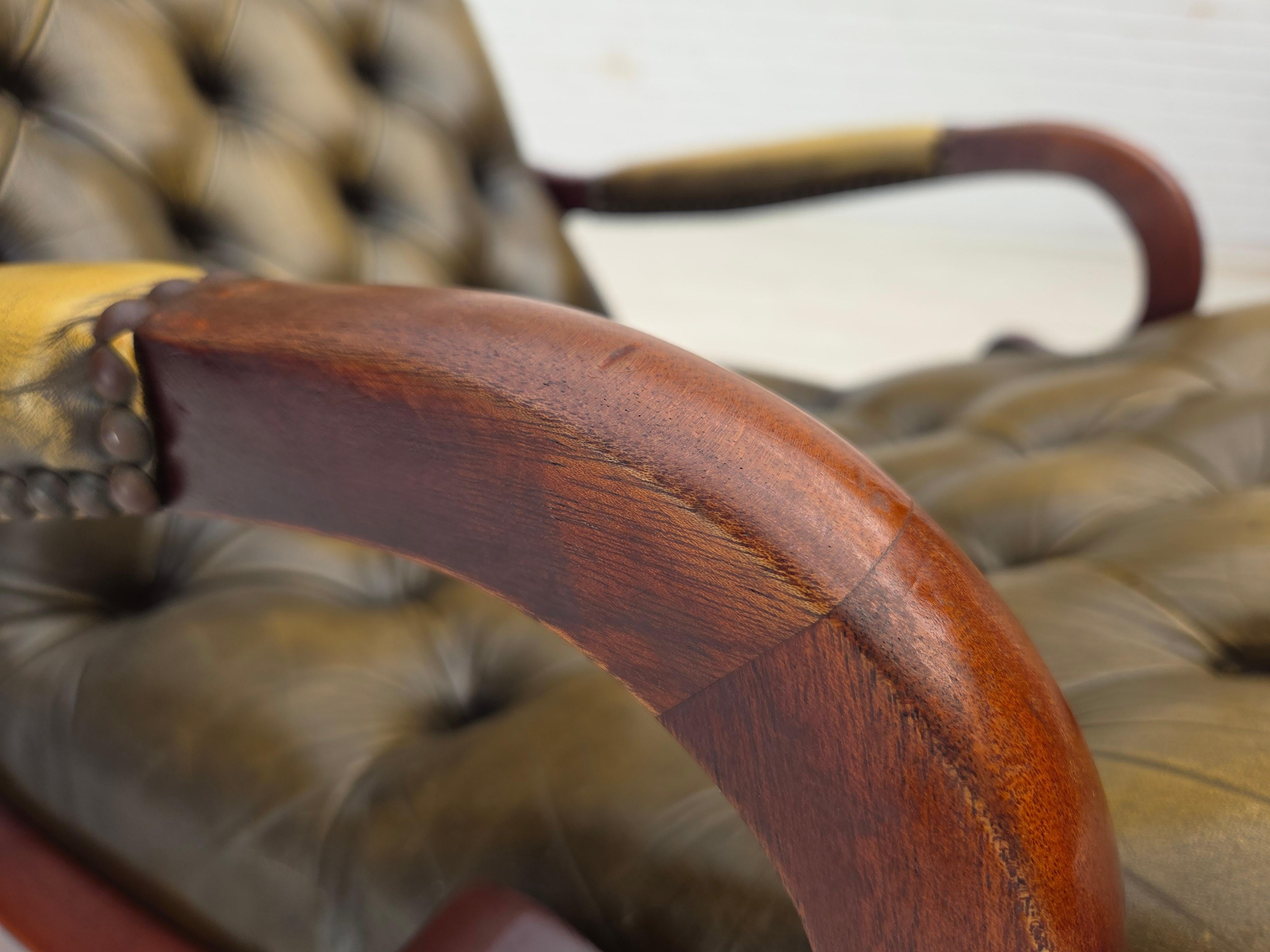 Anni '50, sedia a dondolo Chesterfield, pelle verde originale, legno di teak. in vendita 4