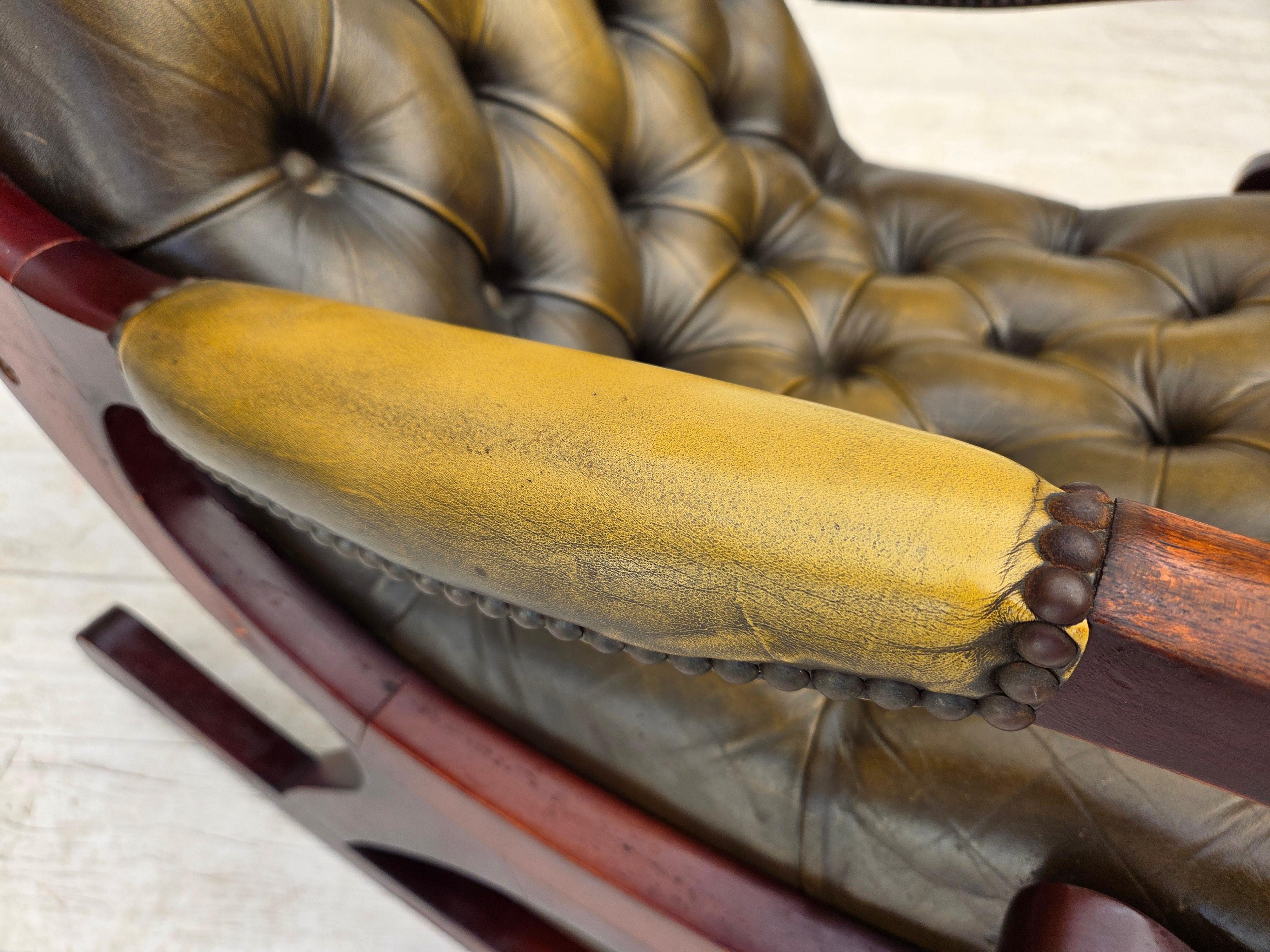 Anni '50, sedia a dondolo Chesterfield, pelle verde originale, legno di teak. in vendita 5