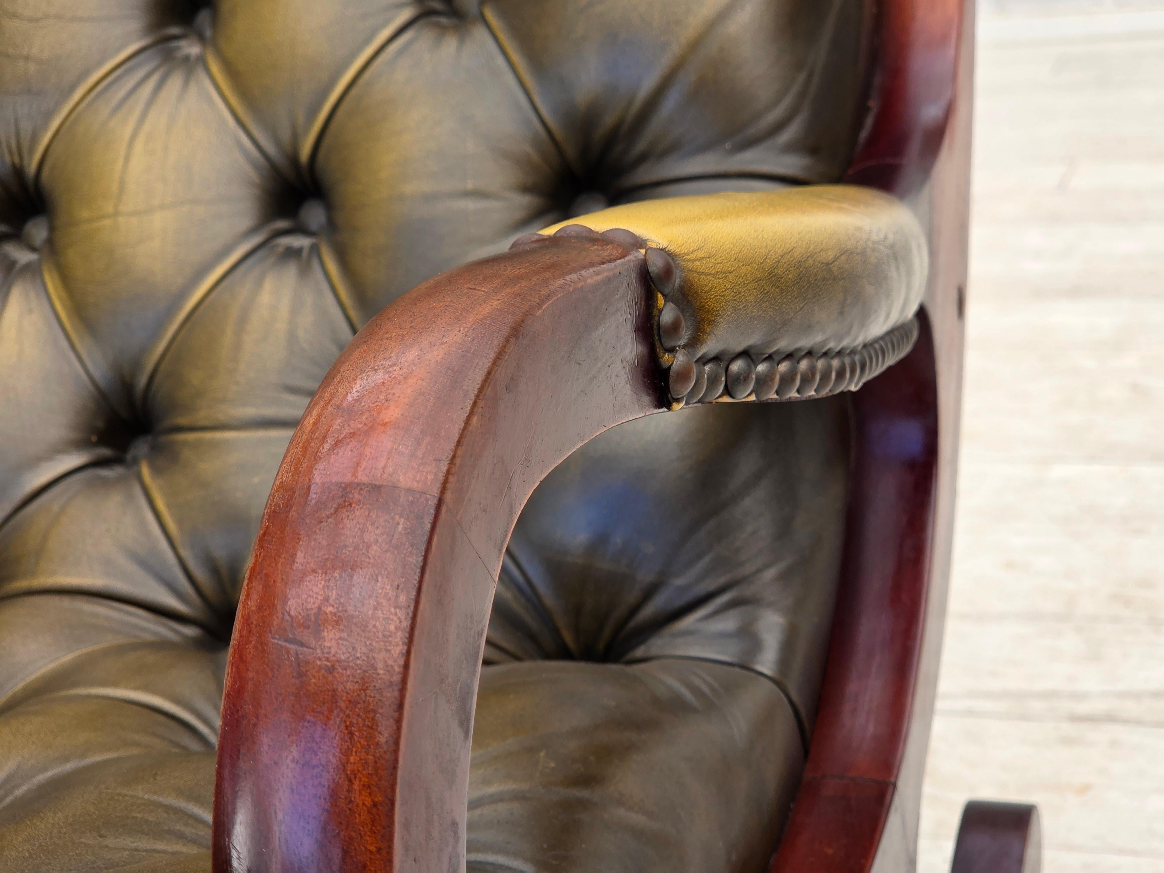 Anni '50, sedia a dondolo Chesterfield, pelle verde originale, legno di teak. in vendita 7