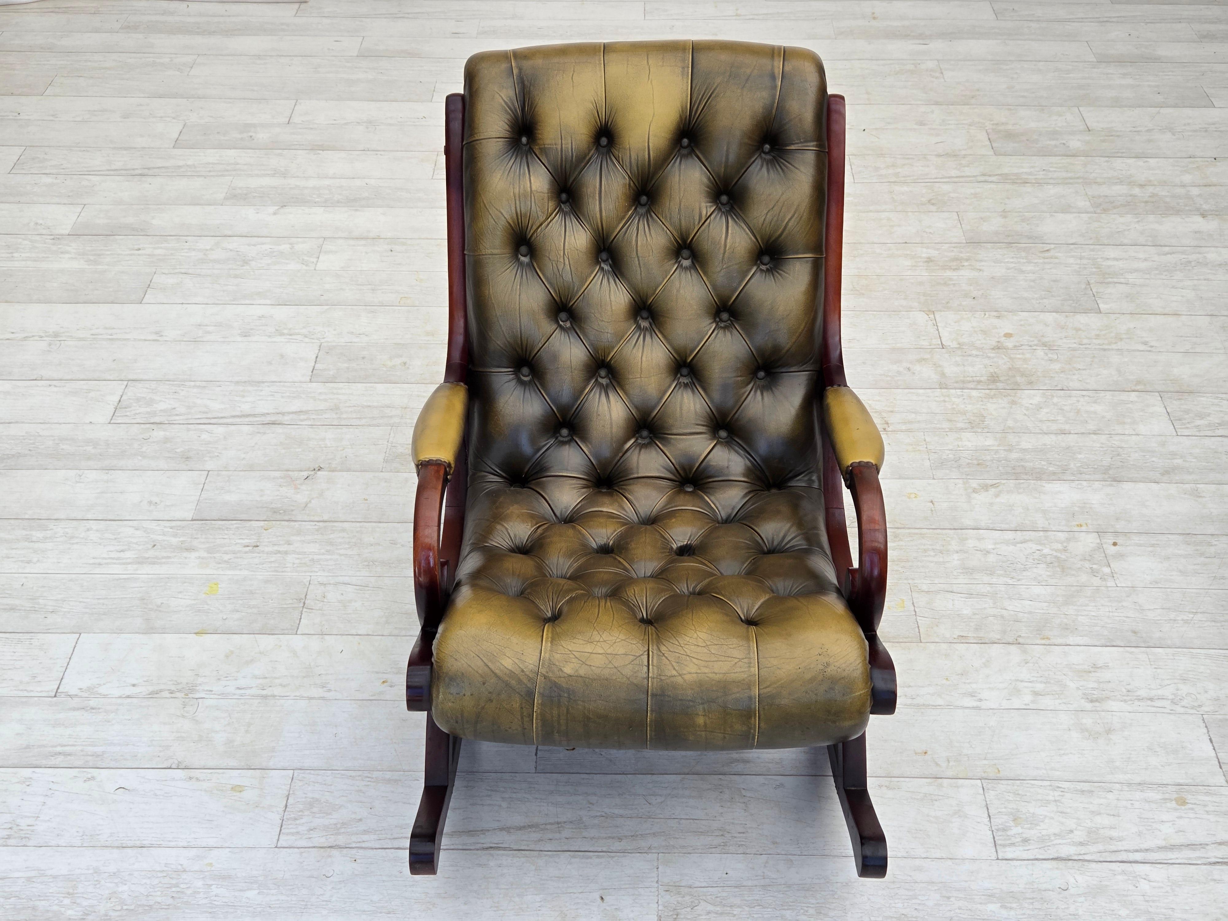 Anni '50, sedia a dondolo Chesterfield, pelle verde originale, legno di teak. in vendita 8