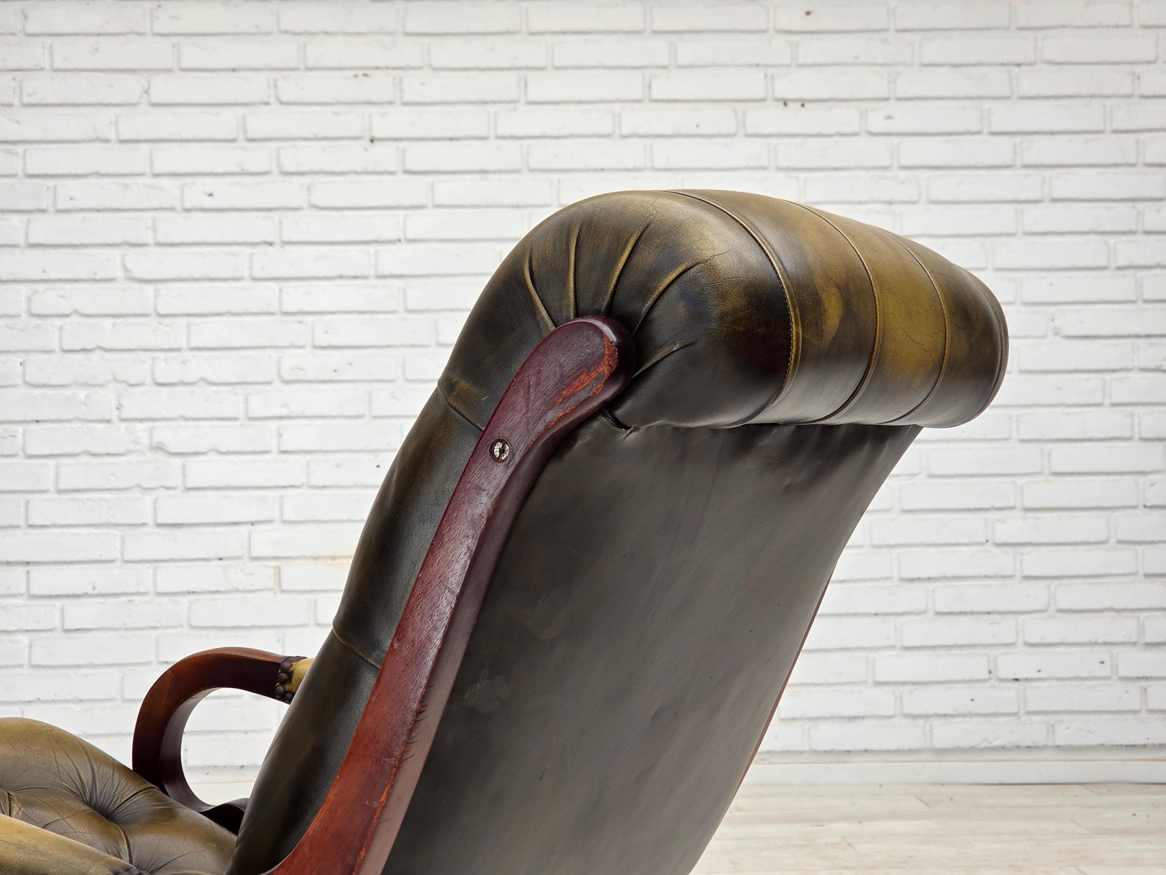 Anni '50, sedia a dondolo Chesterfield, pelle verde originale, legno di teak. in vendita 9