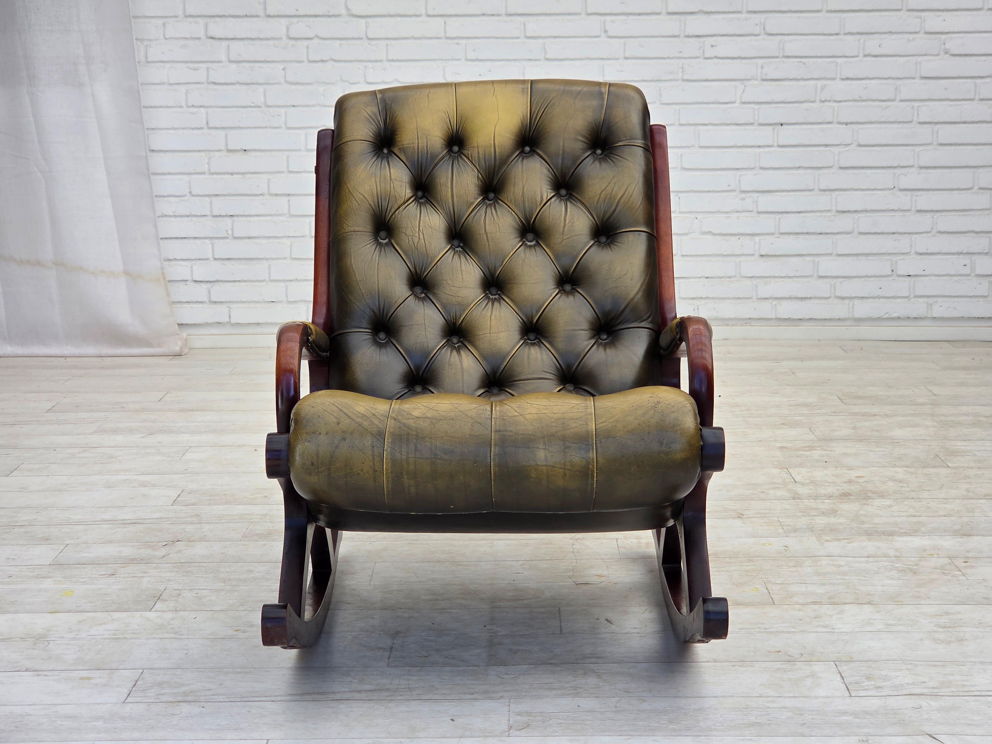 Anni '50, sedia a dondolo Chesterfield. Mobili originali in pelle verde e legno di teak. Condizioni originali buone: nessun odore, nessuna macchia e struttura stabile, pelle con patina. Prodotto da un produttore di mobili danese o svedese intorno