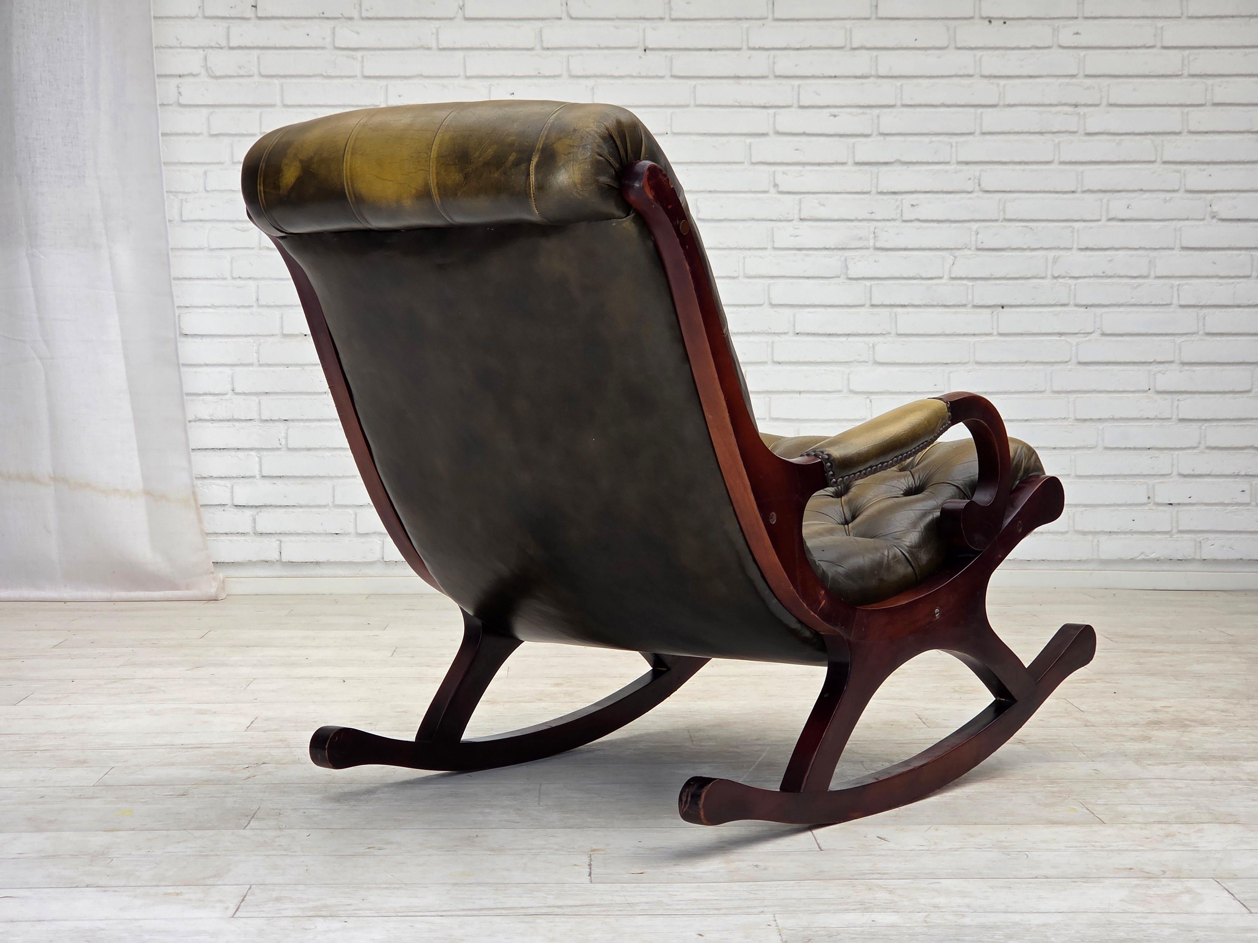 Anni '50, sedia a dondolo Chesterfield, pelle verde originale, legno di teak. In condizioni buone in vendita a Tarm, 82