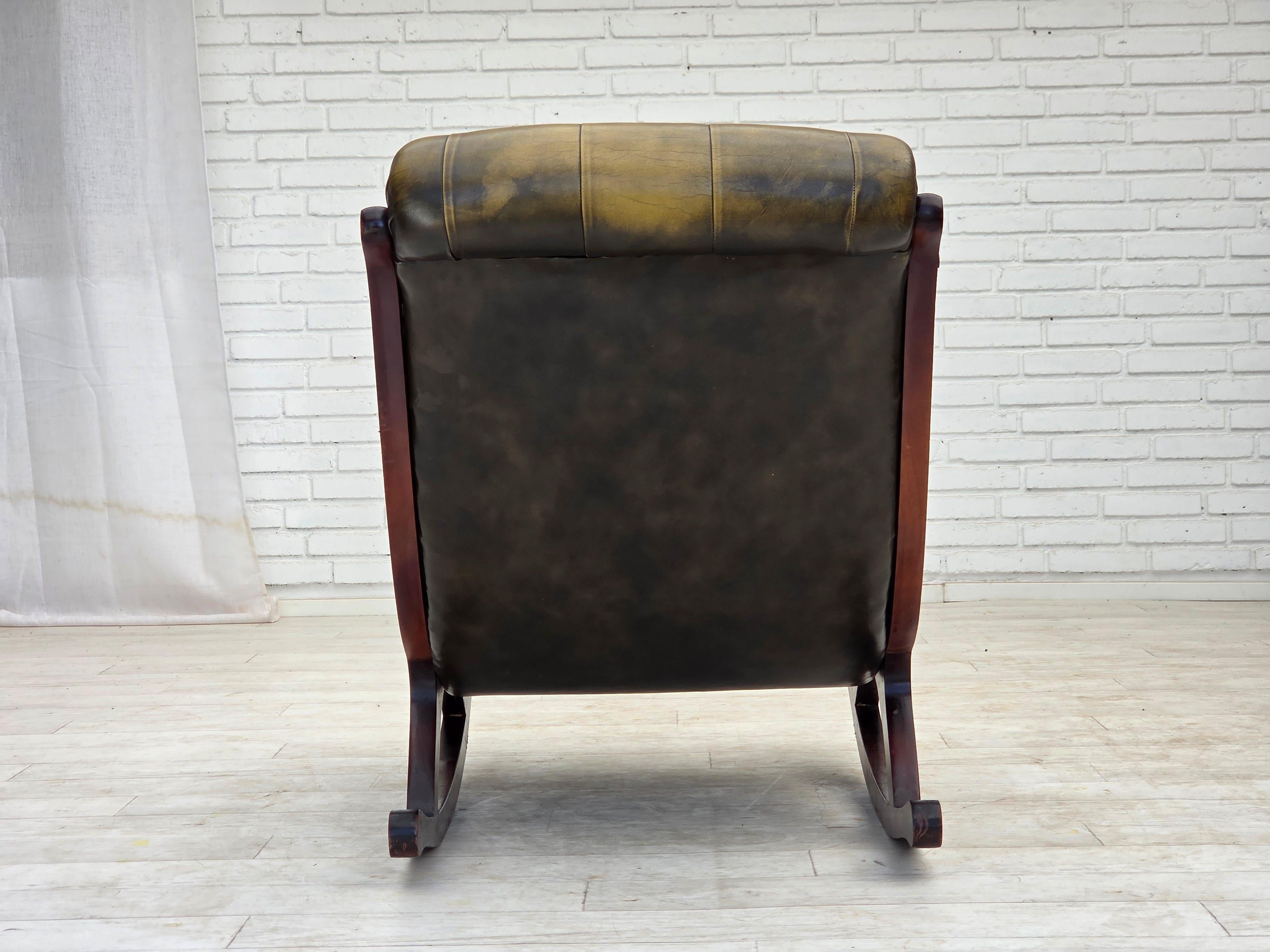 Metà XX secolo Anni '50, sedia a dondolo Chesterfield, pelle verde originale, legno di teak. in vendita