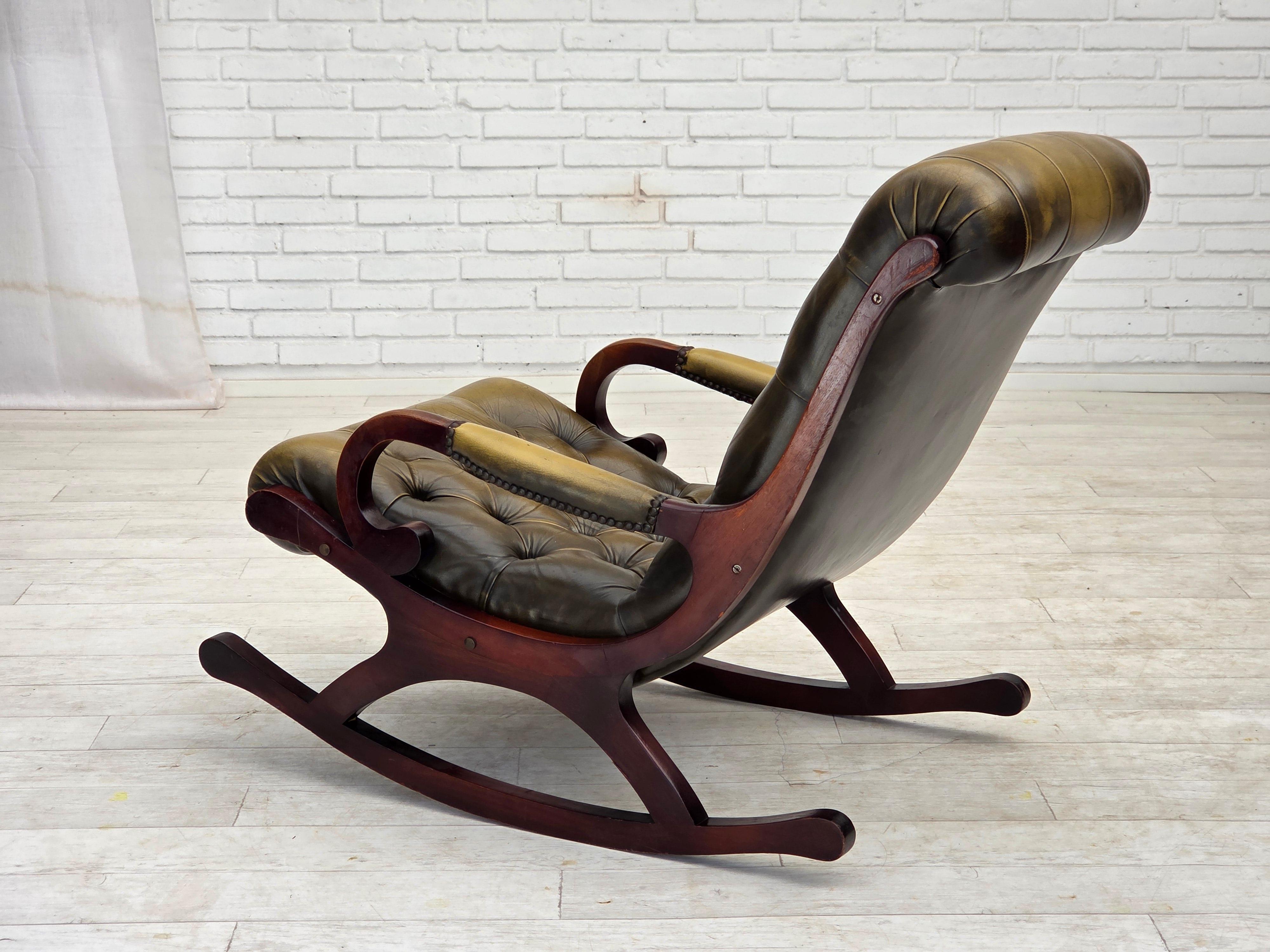 Pelle Anni '50, sedia a dondolo Chesterfield, pelle verde originale, legno di teak. in vendita