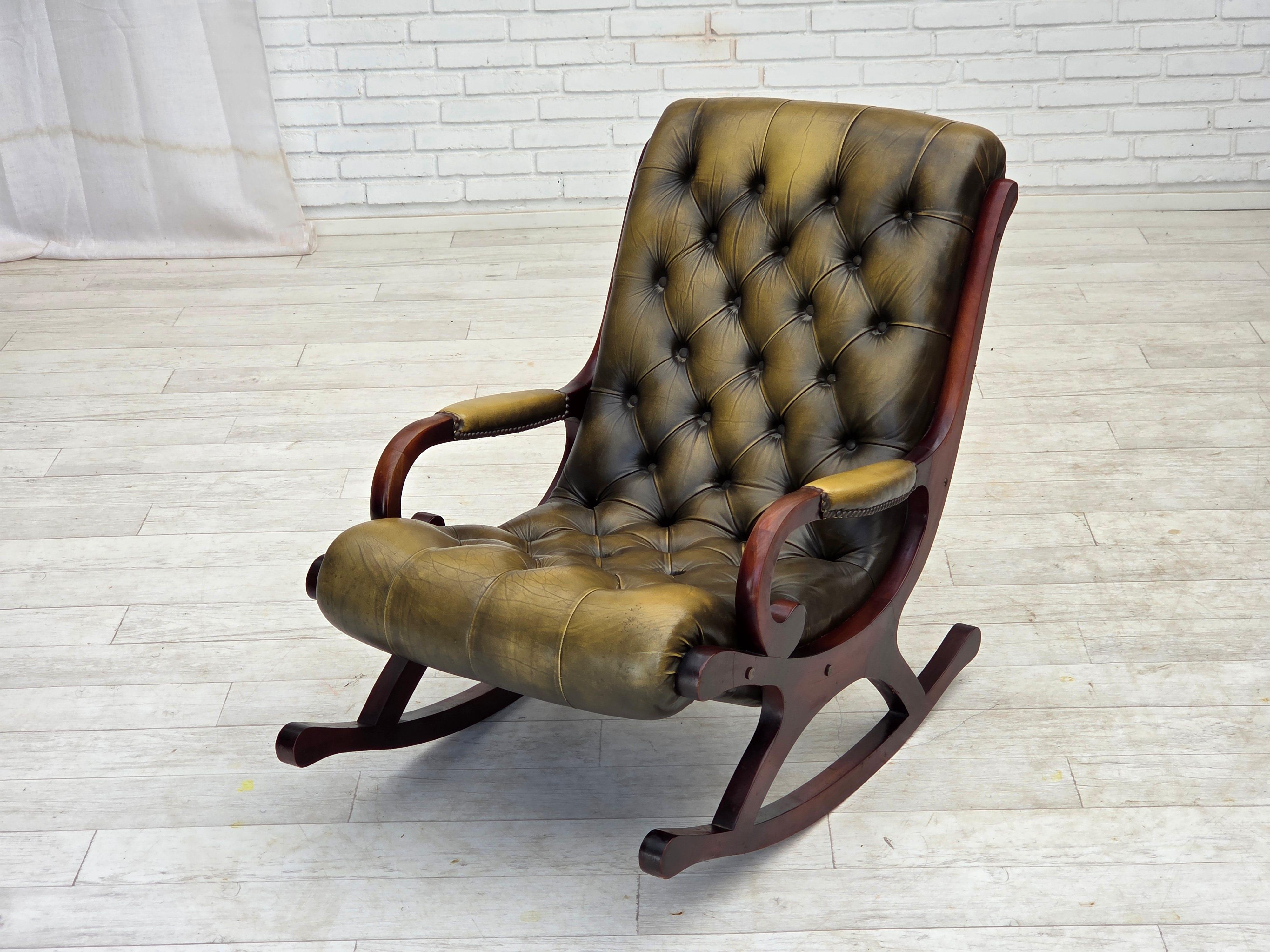 Anni '50, sedia a dondolo Chesterfield, pelle verde originale, legno di teak. in vendita 1
