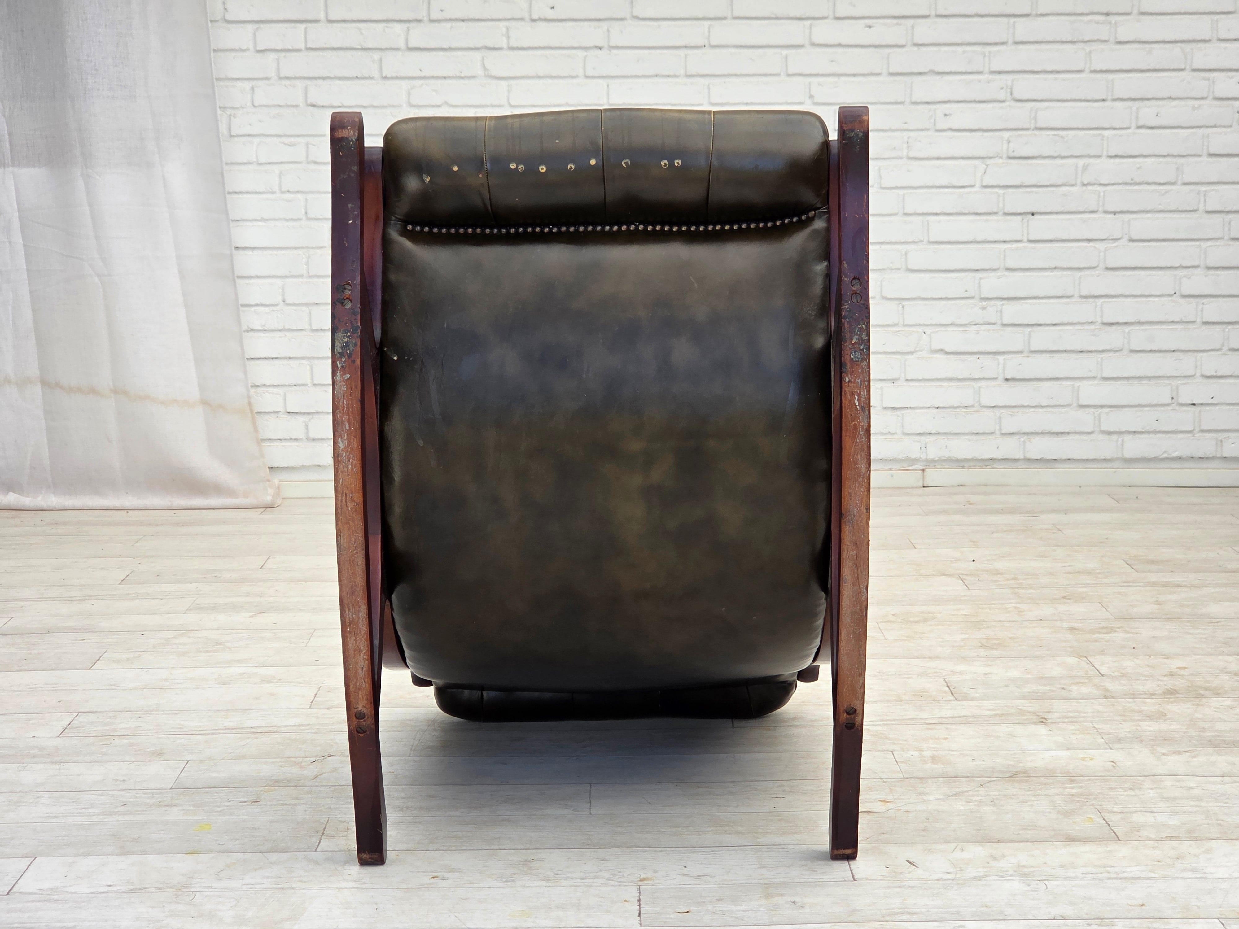 Anni '50, sedia a dondolo Chesterfield, pelle verde originale, legno di teak. in vendita 2