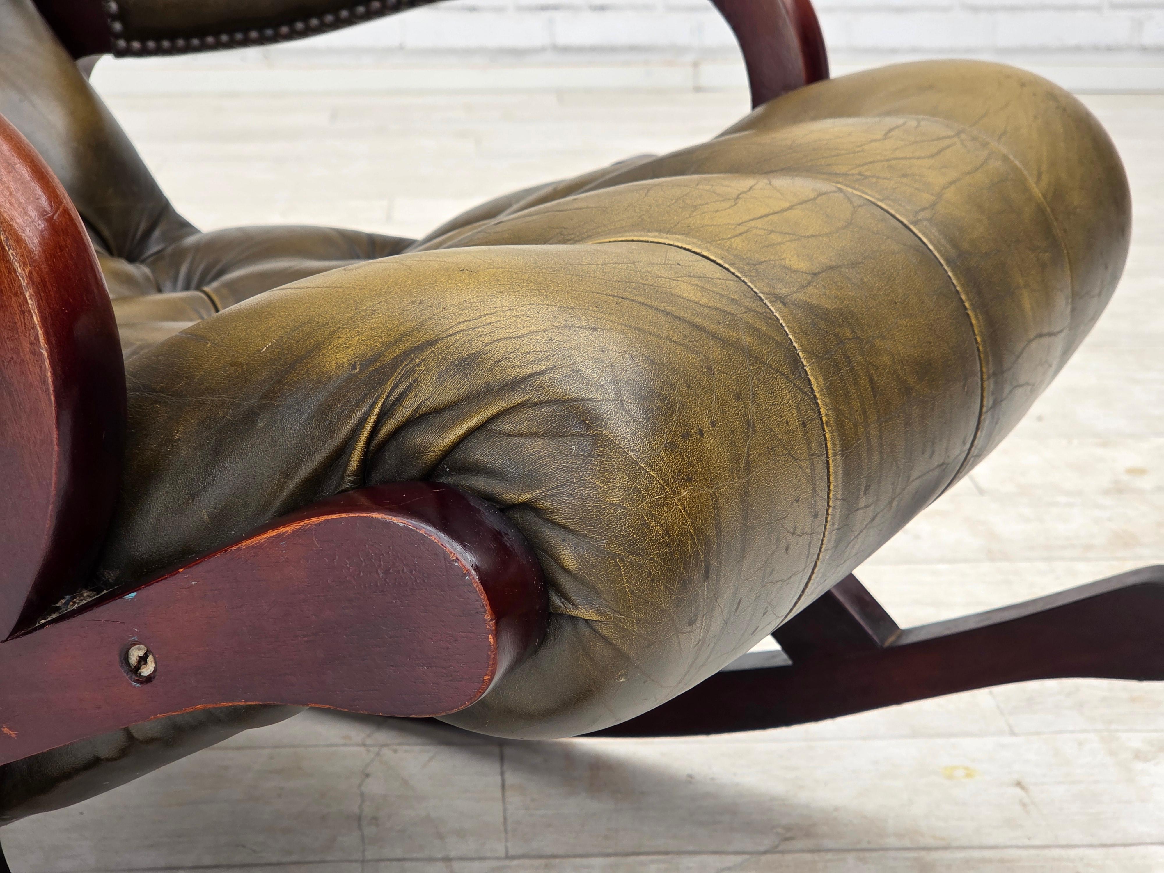 Anni '50, sedia a dondolo Chesterfield, pelle verde originale, legno di teak. in vendita 3